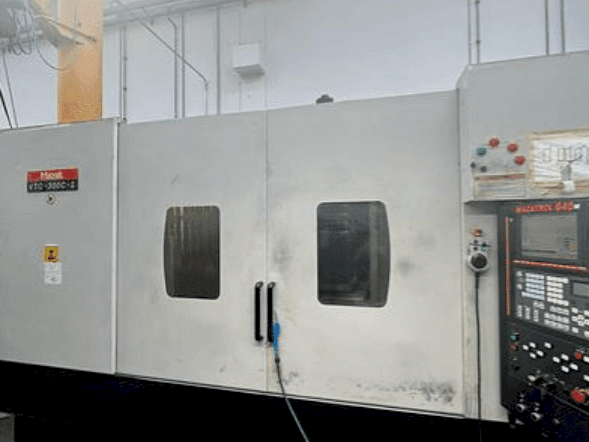 Vue de face de la machine Mazak VTC 300 (2004)