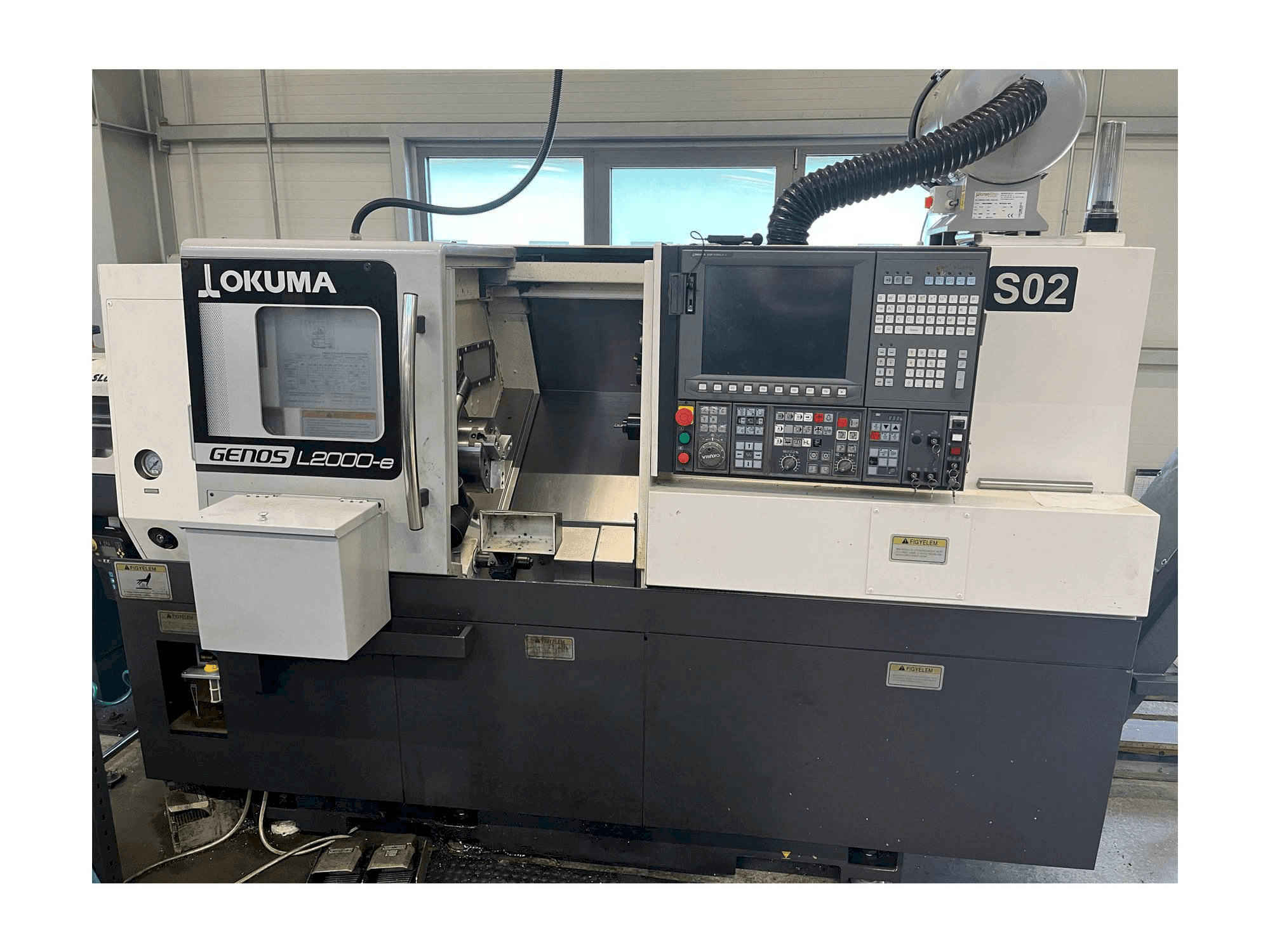 Vue de face de la machine Okuma GENOS L200
