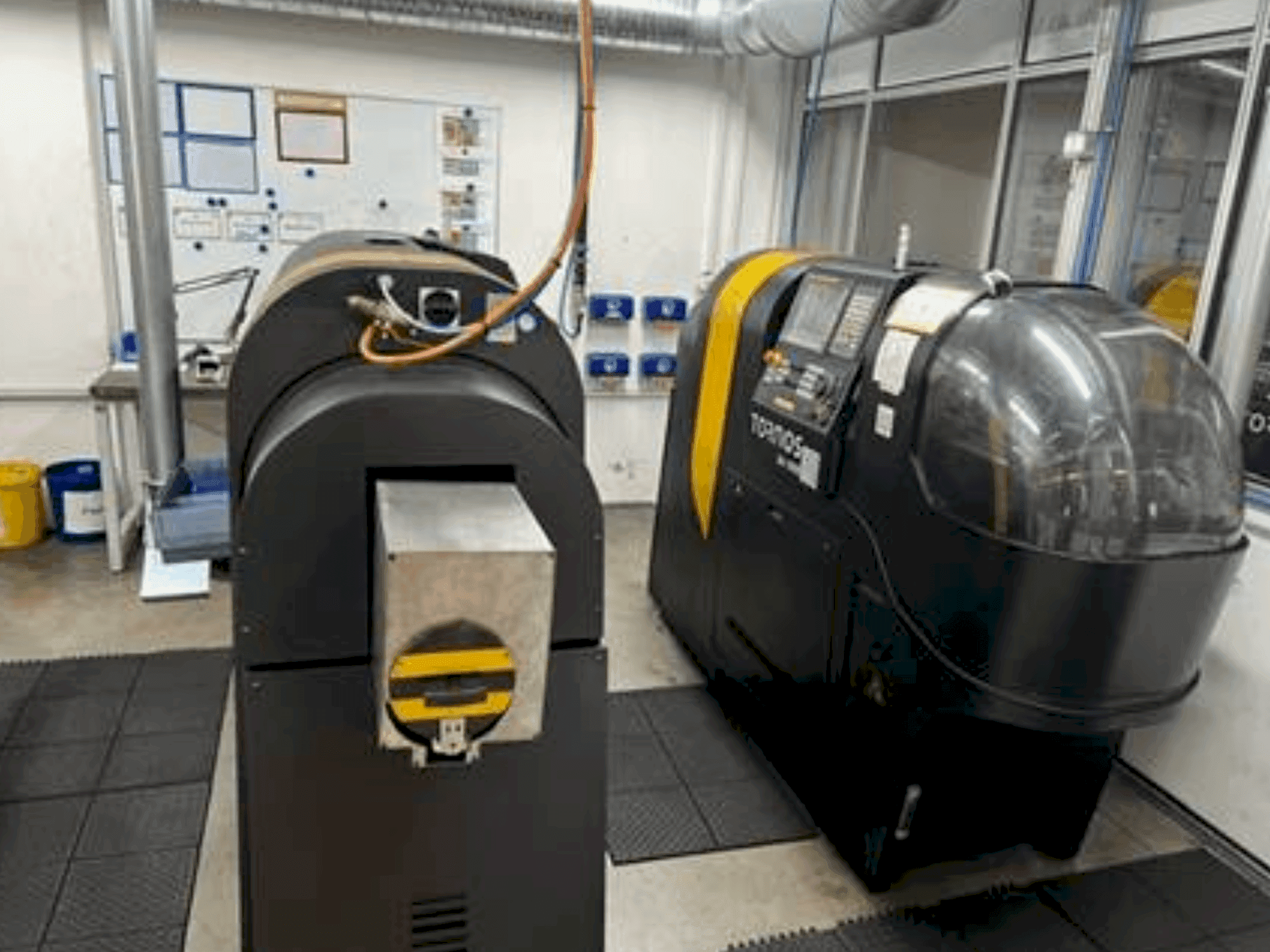 Vue de face de la machine TORNOS BA 1008