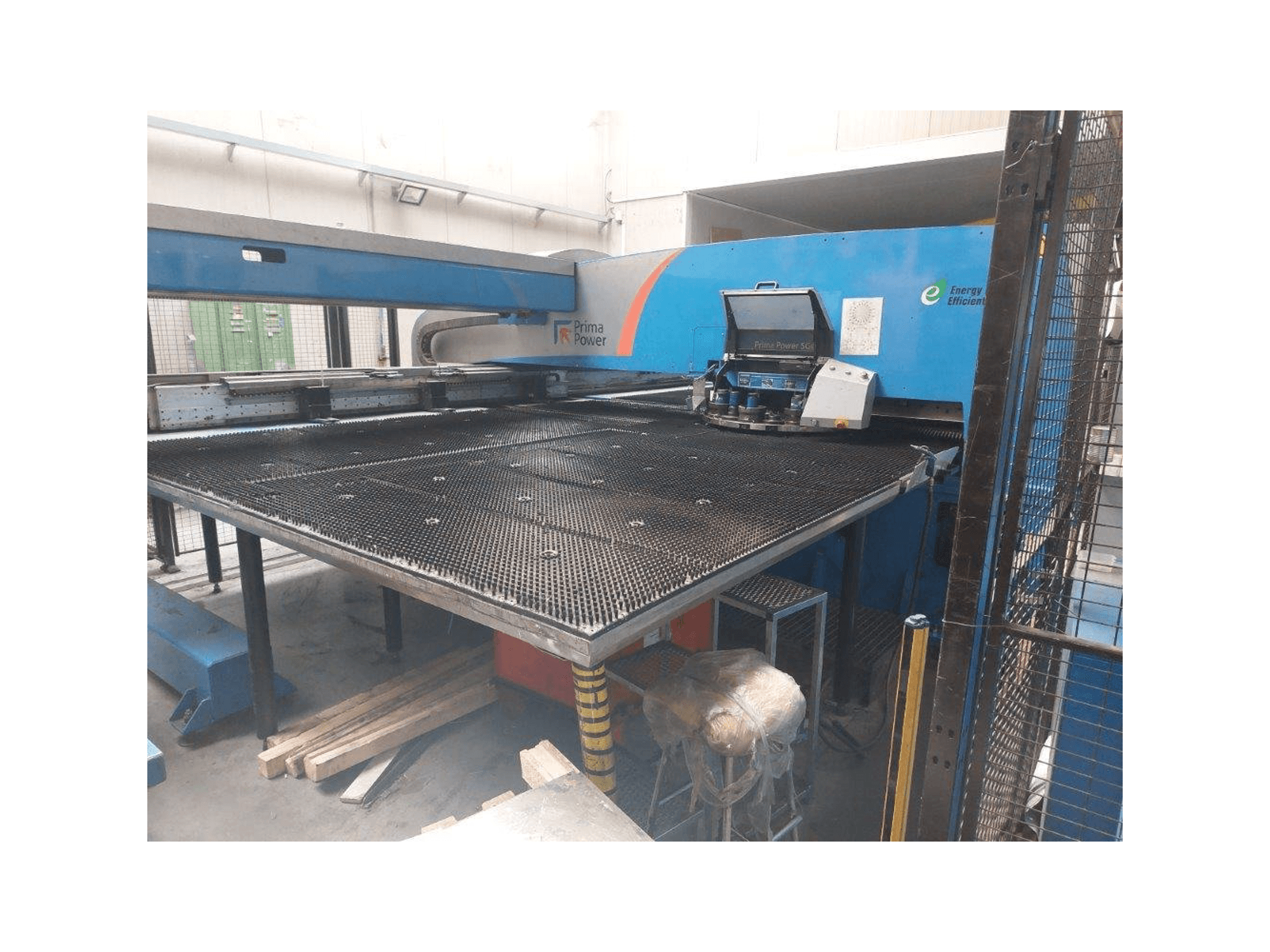 Vue de face de la machine Prima Power SGe6