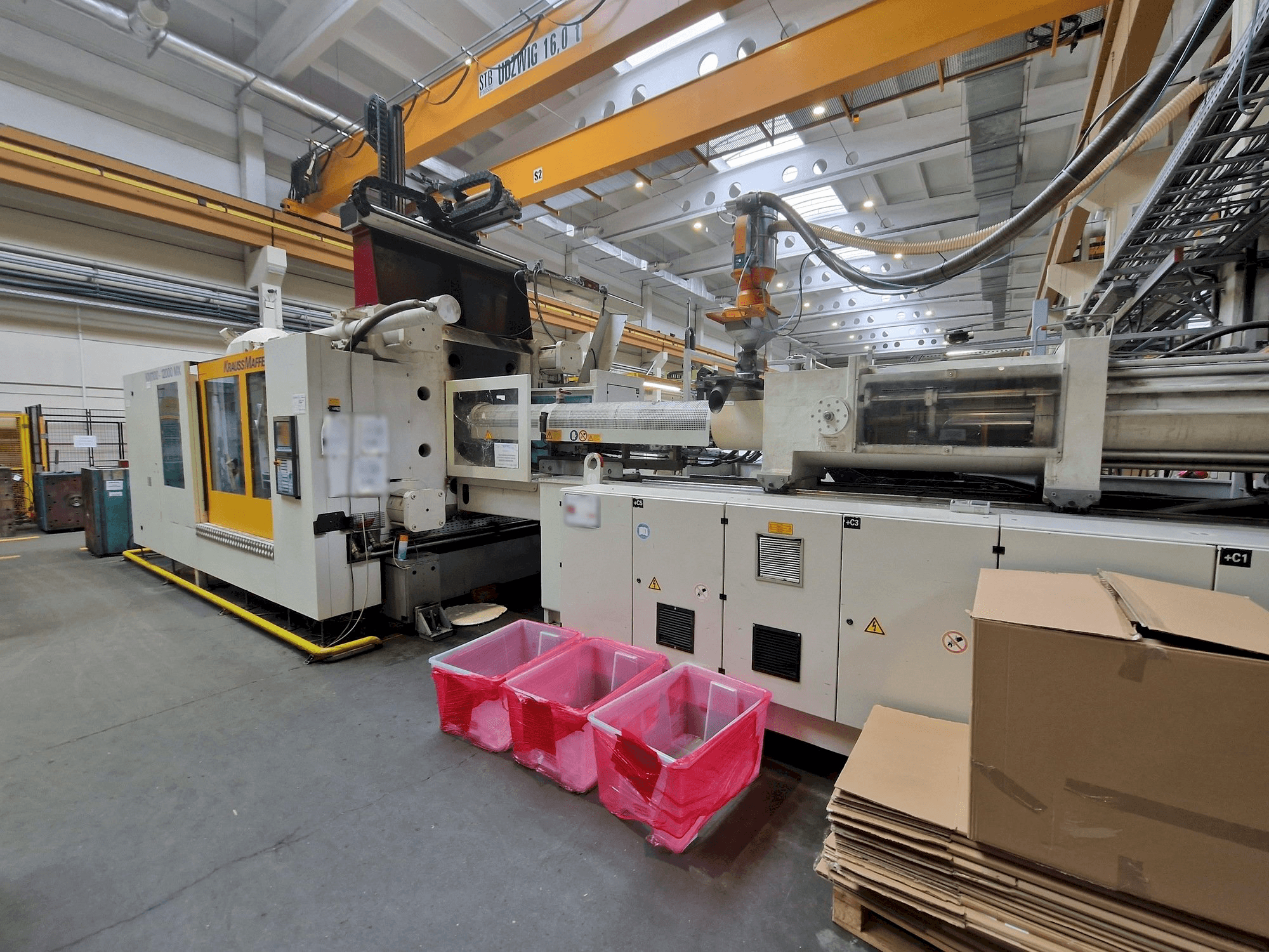 Vue de face de la machine Krauss Maffei 1100-12000 MX