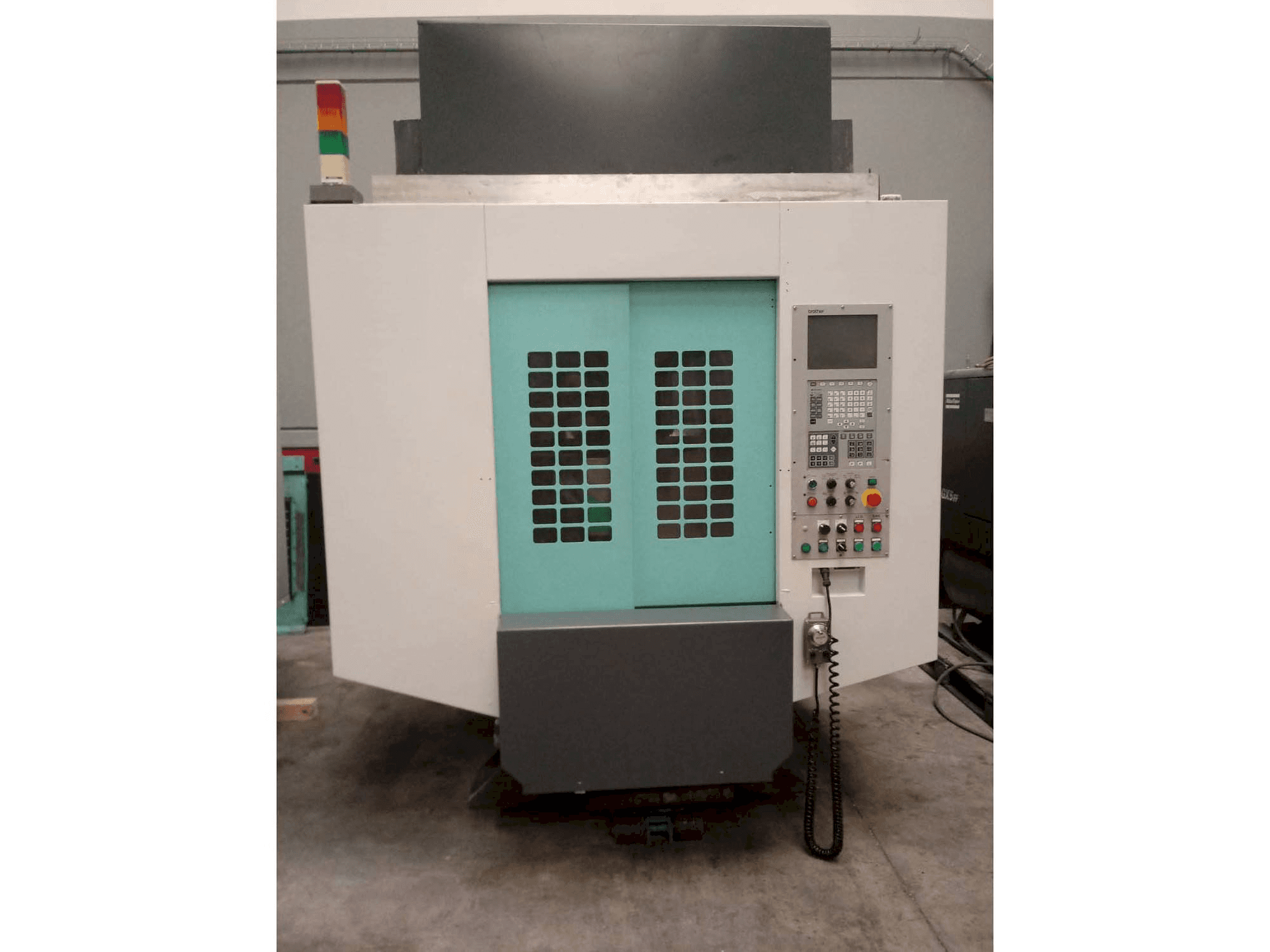 Vue de face de la machine Brother TC-S2DN-O