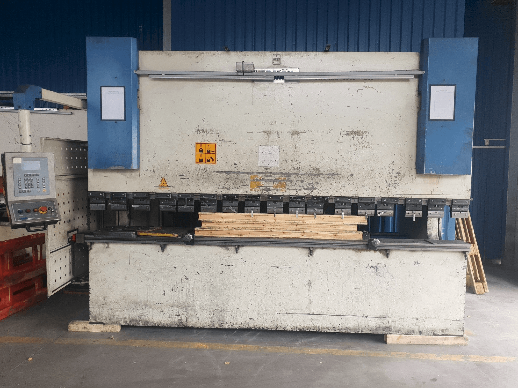 Vue de face de la machine ERMAK CNCHAP 3600x200