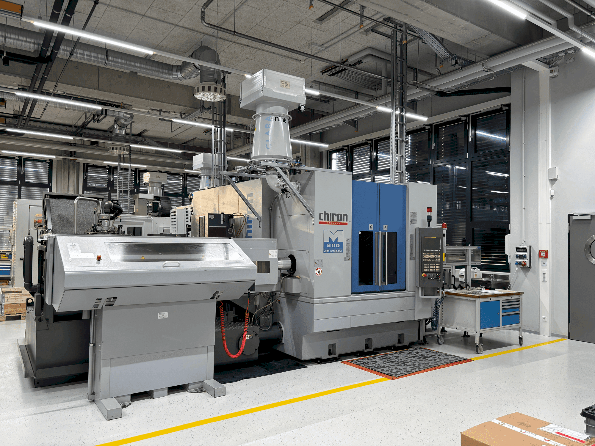 Vue de face de la machine CHIRON Mill 800
