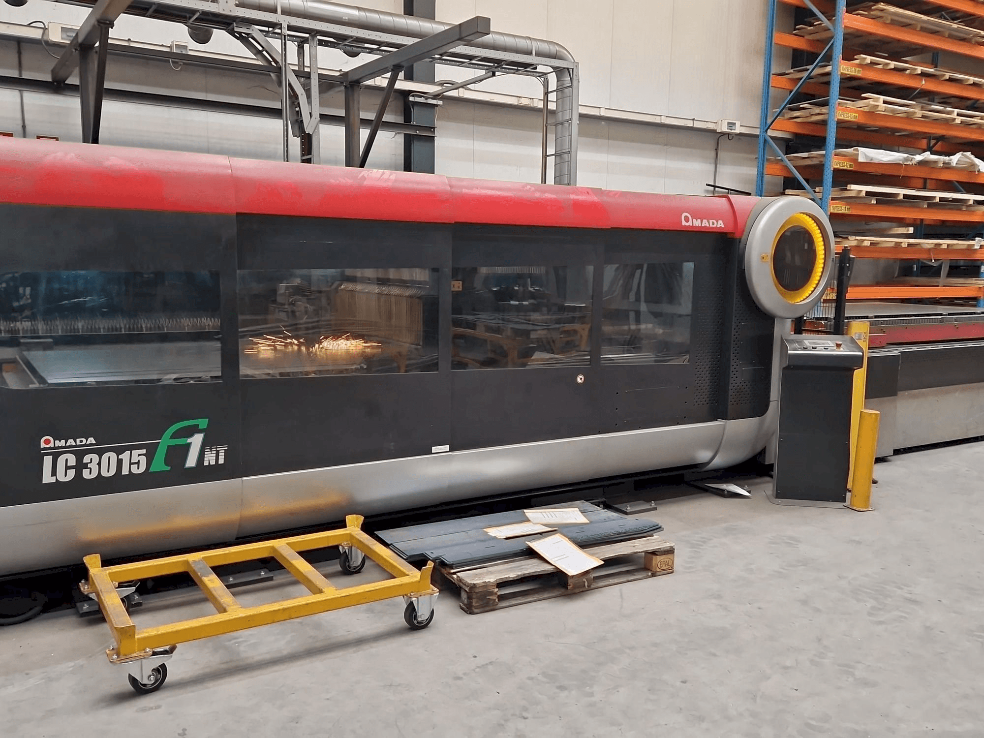 Vue de face de la machine AMADA LC3015 F1 NT