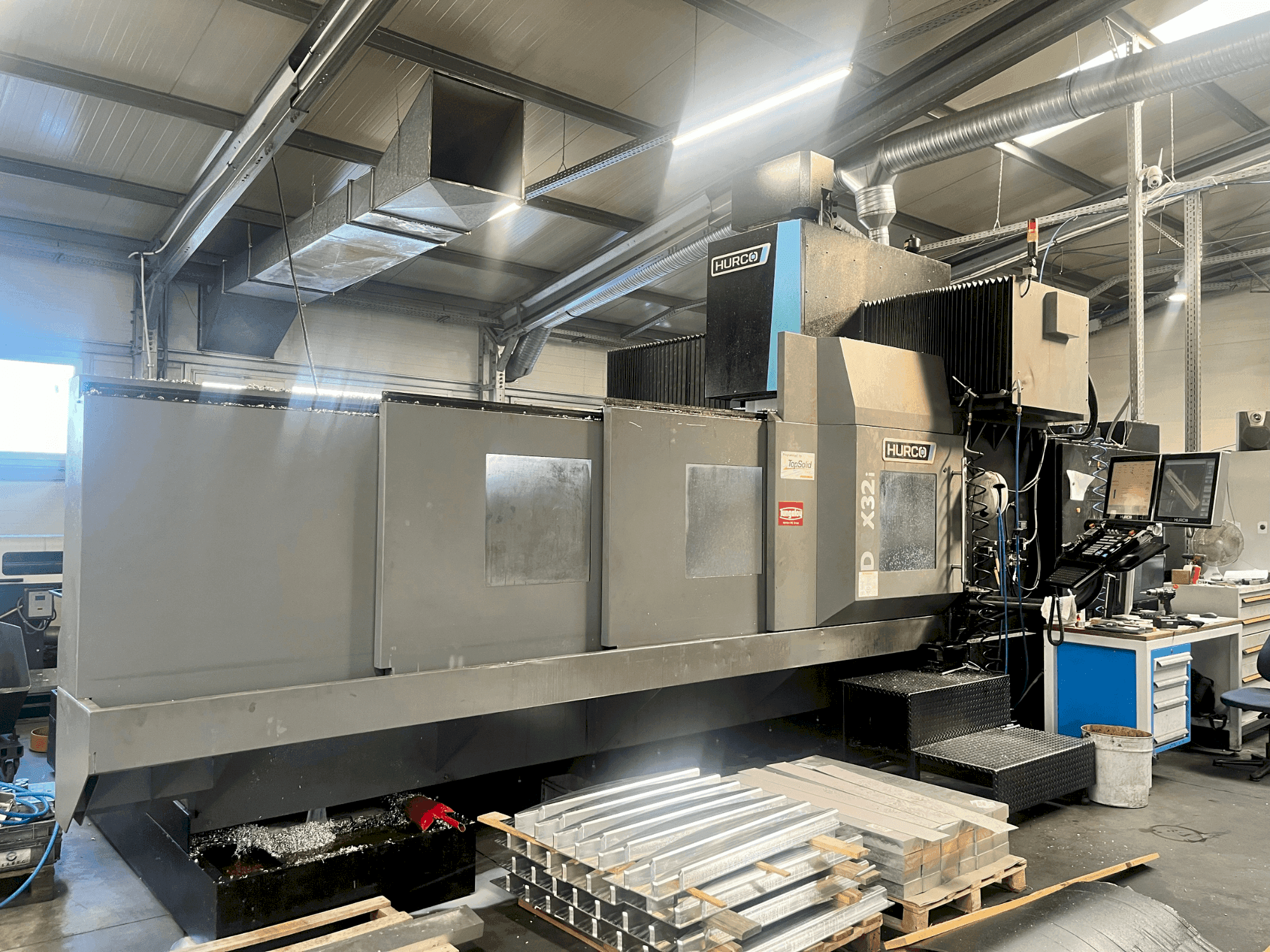 Vue de face de la machine Hurco DCX32i