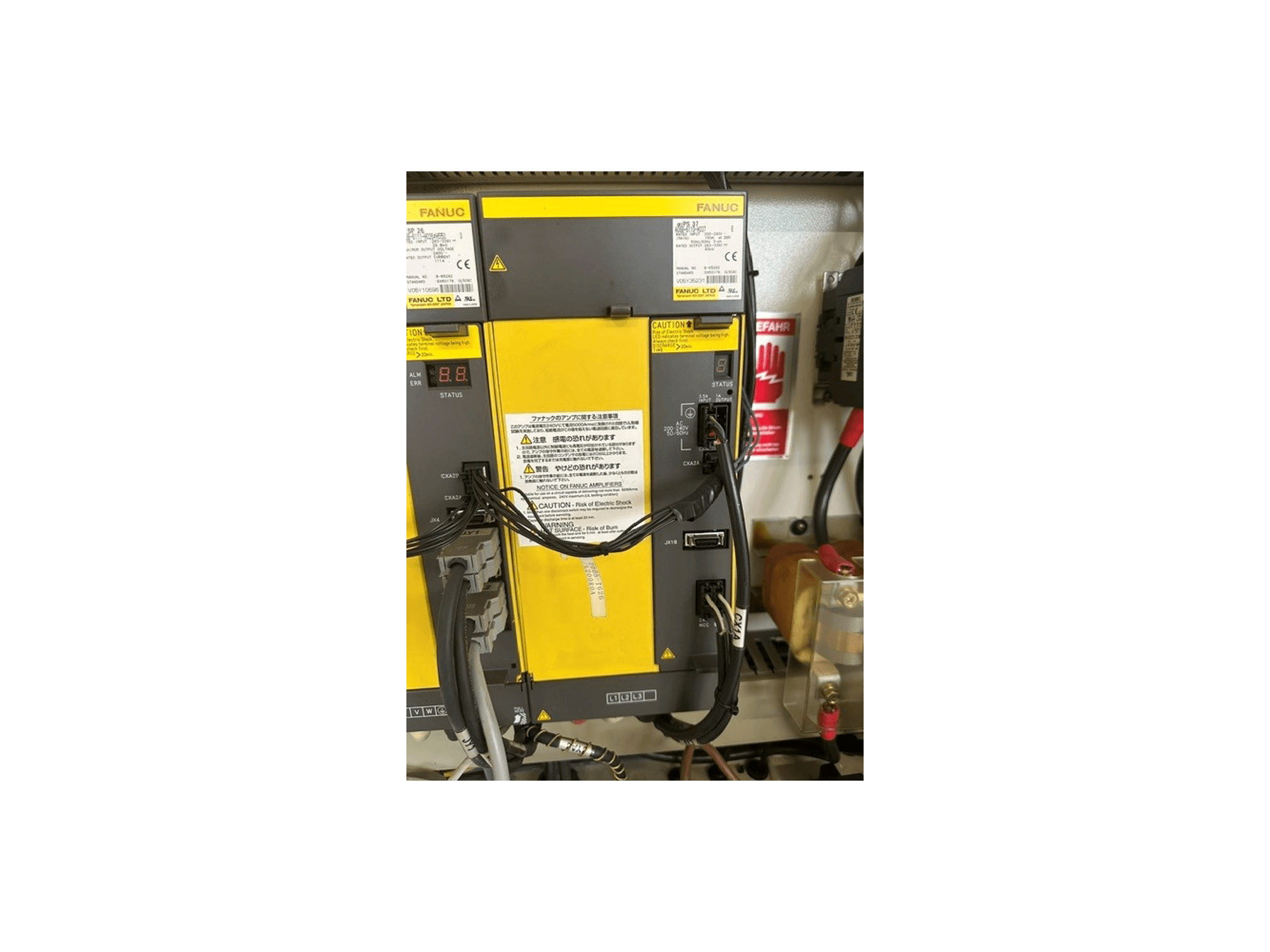 Panneau de commande du centre d'usinage universel MIKRON HSM 600 U, présentant les composants FANUC, l'affichage d'état et les raccordements électriques.