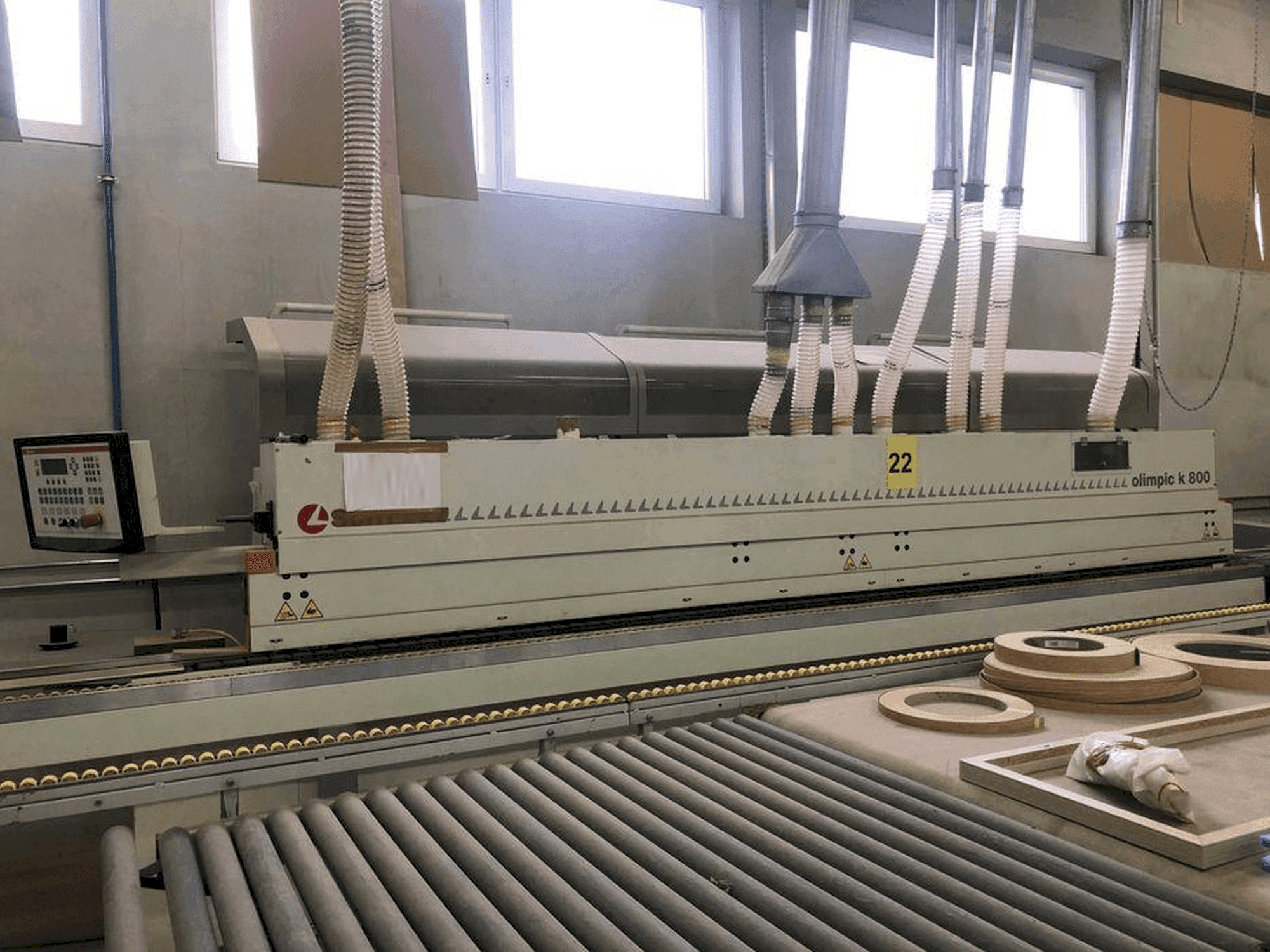 Vue de face de la machine SCM Olimpic K800