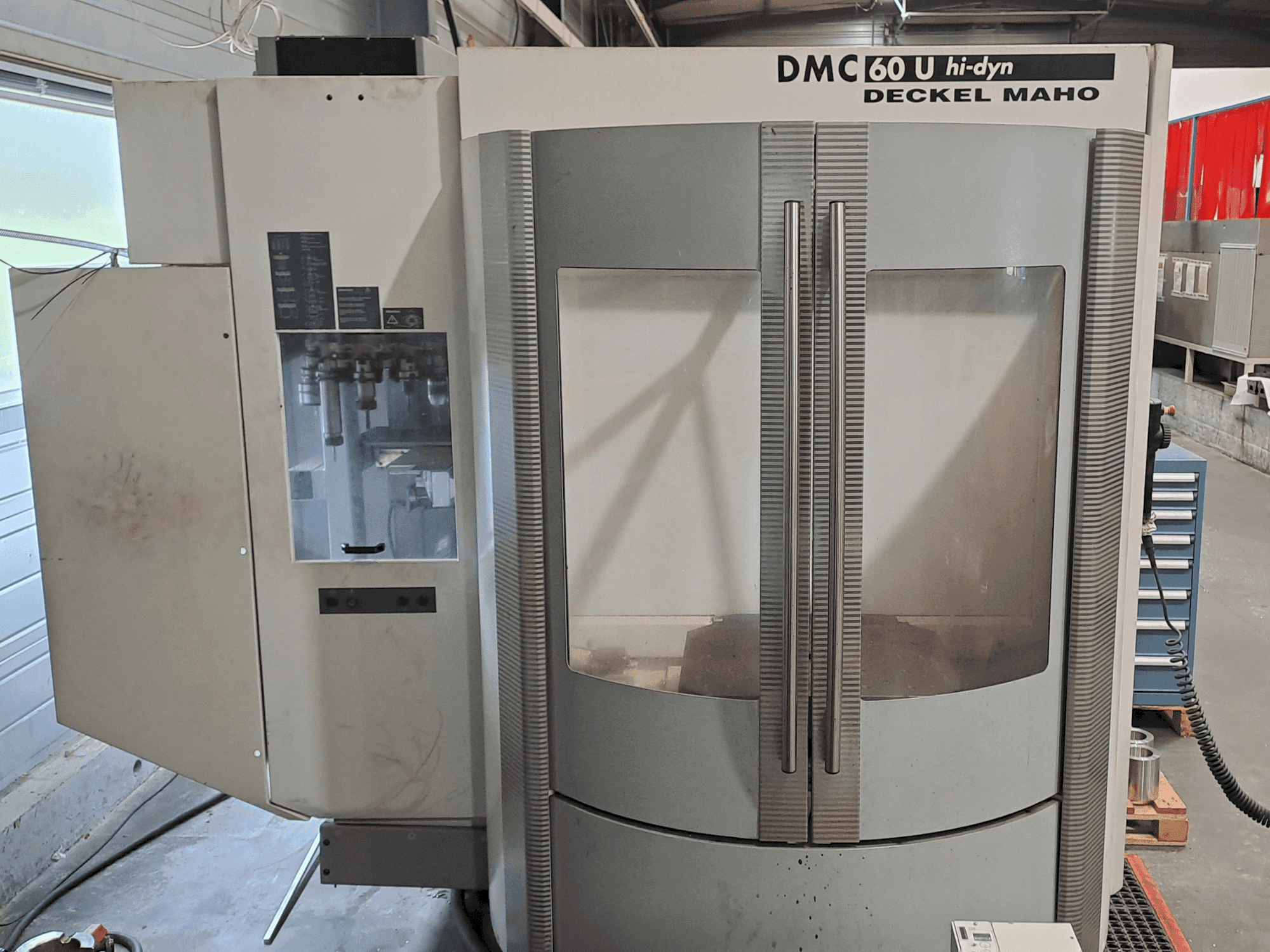 Vue de face de la machine DECKEL MAHO DMC 60 Hi Dyn