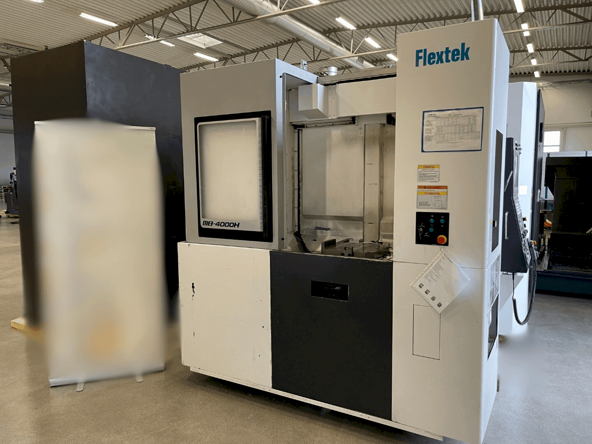 Vue de face de la machine Okuma MB-4000H