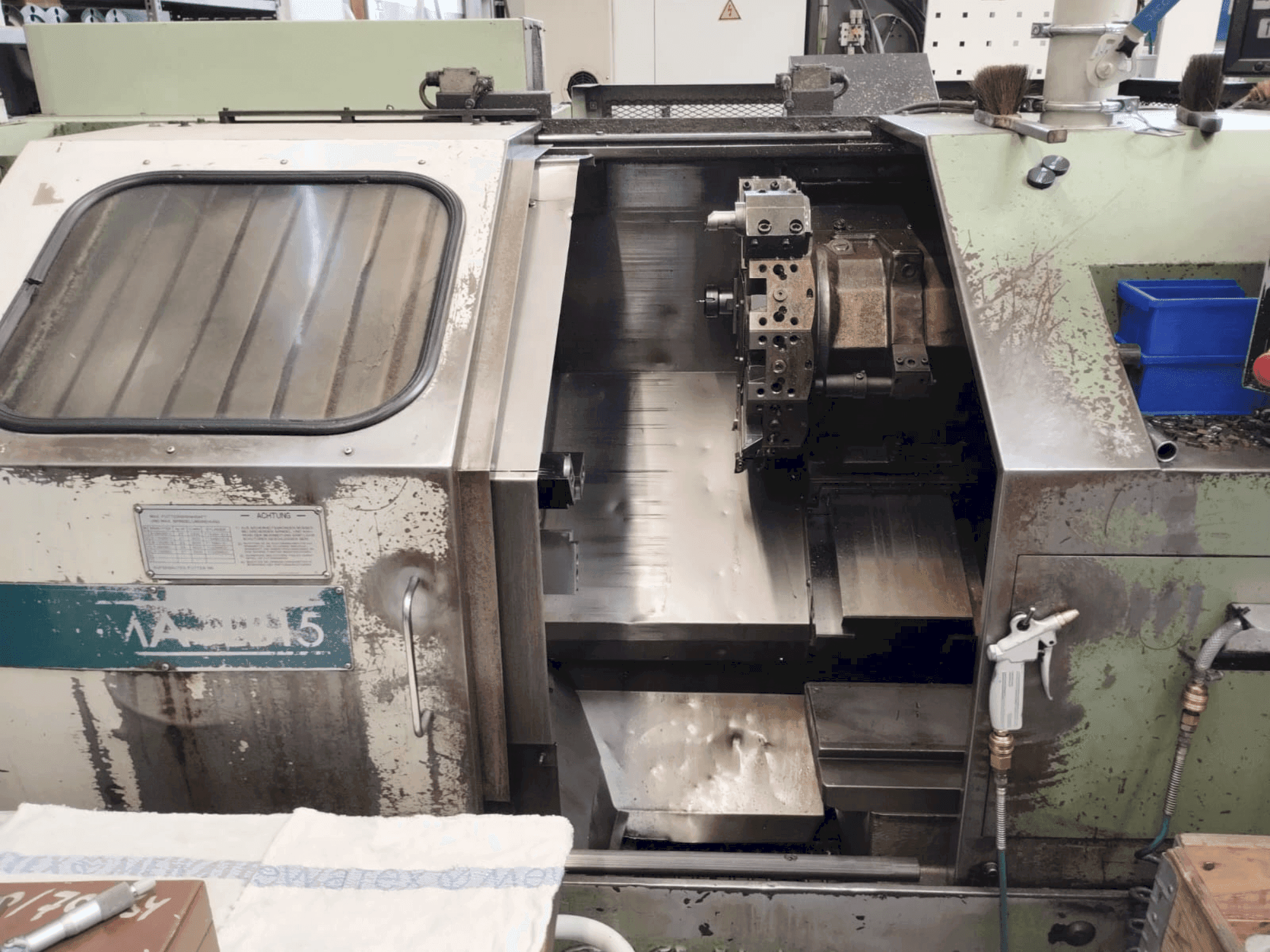 Vue de face de la machine Okuma LB15
