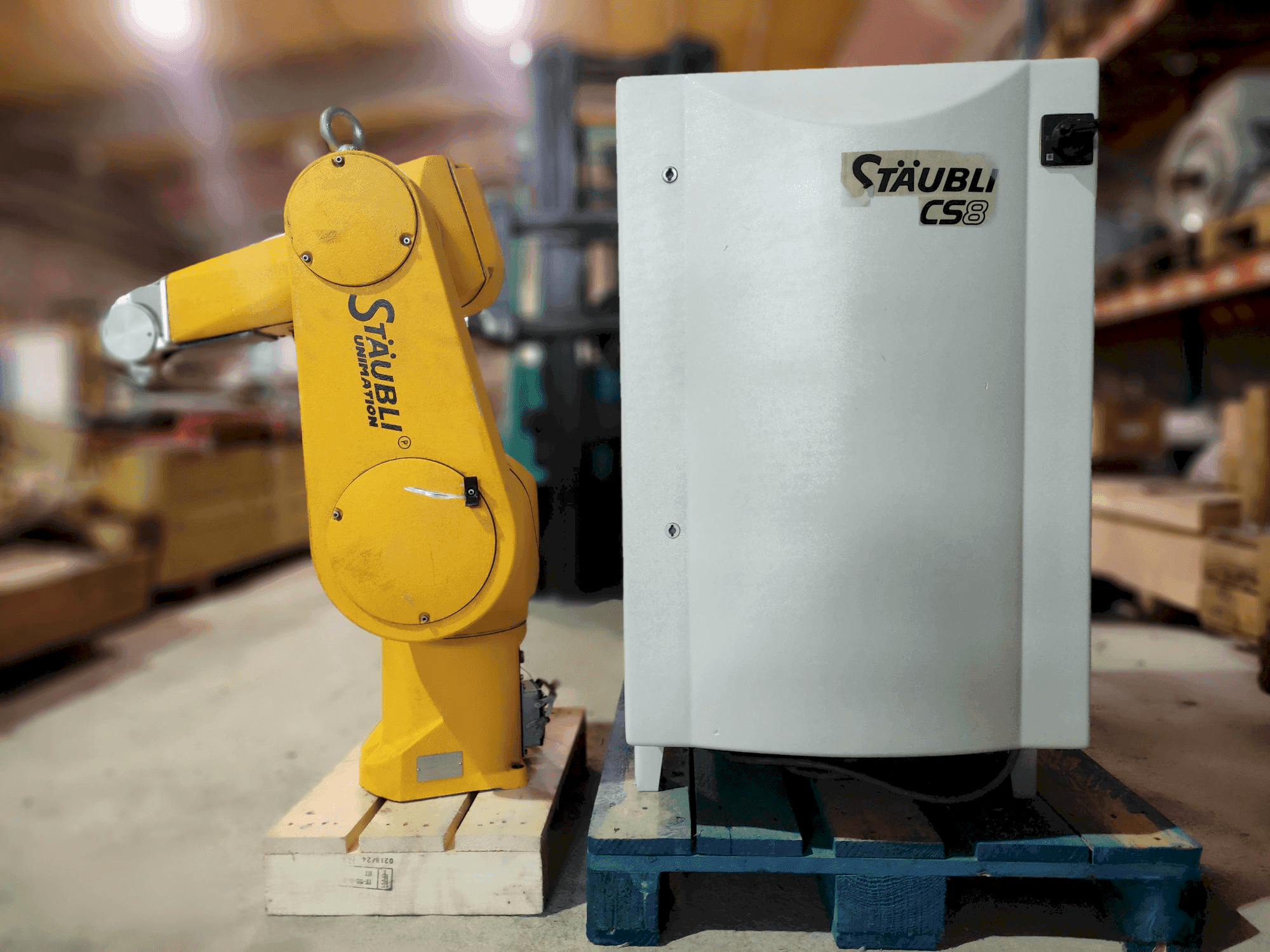 Vue de face de la machine STAUBLI RX90B