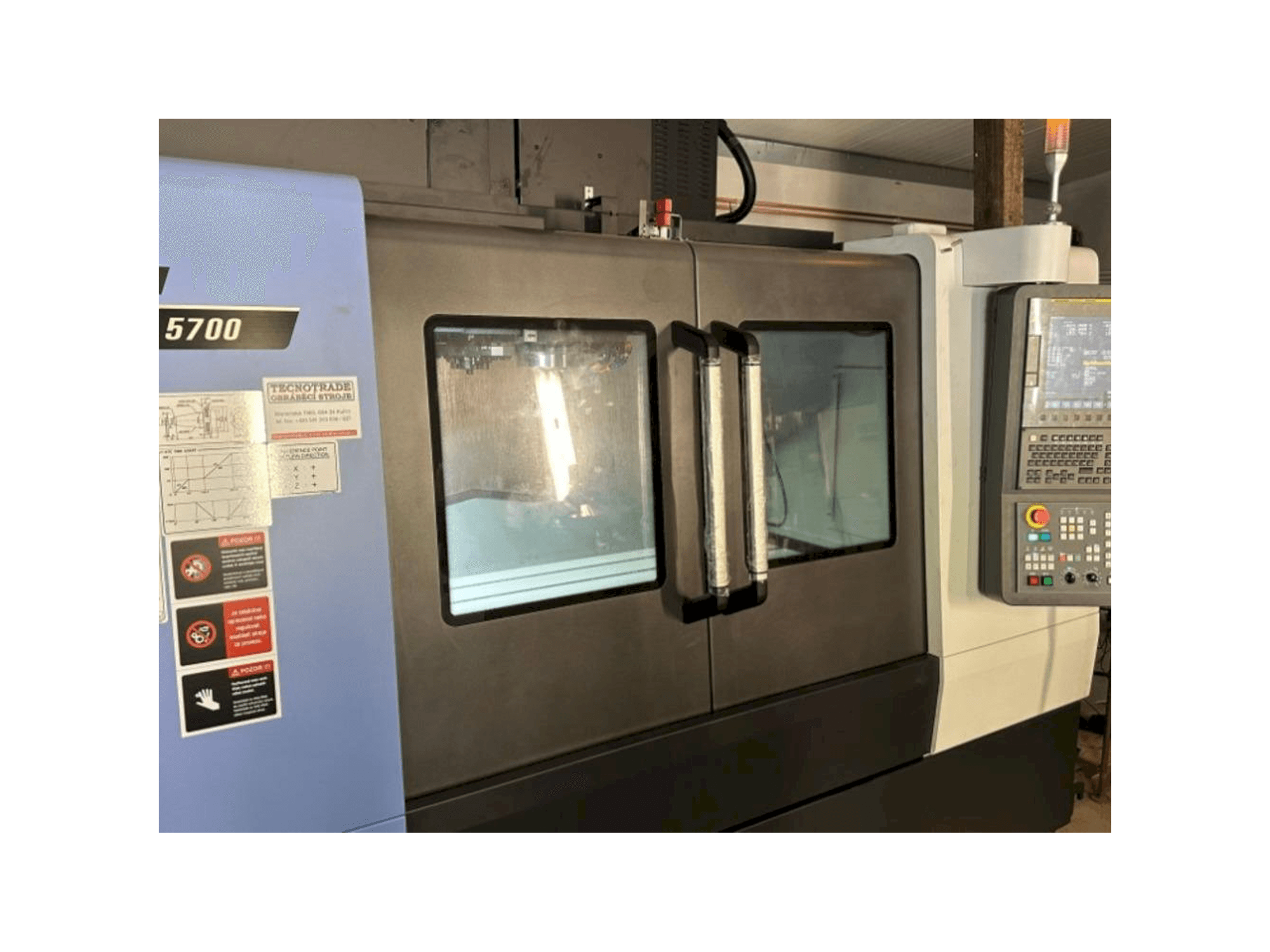 Vue de face de la machine DOOSAN DNM 5700