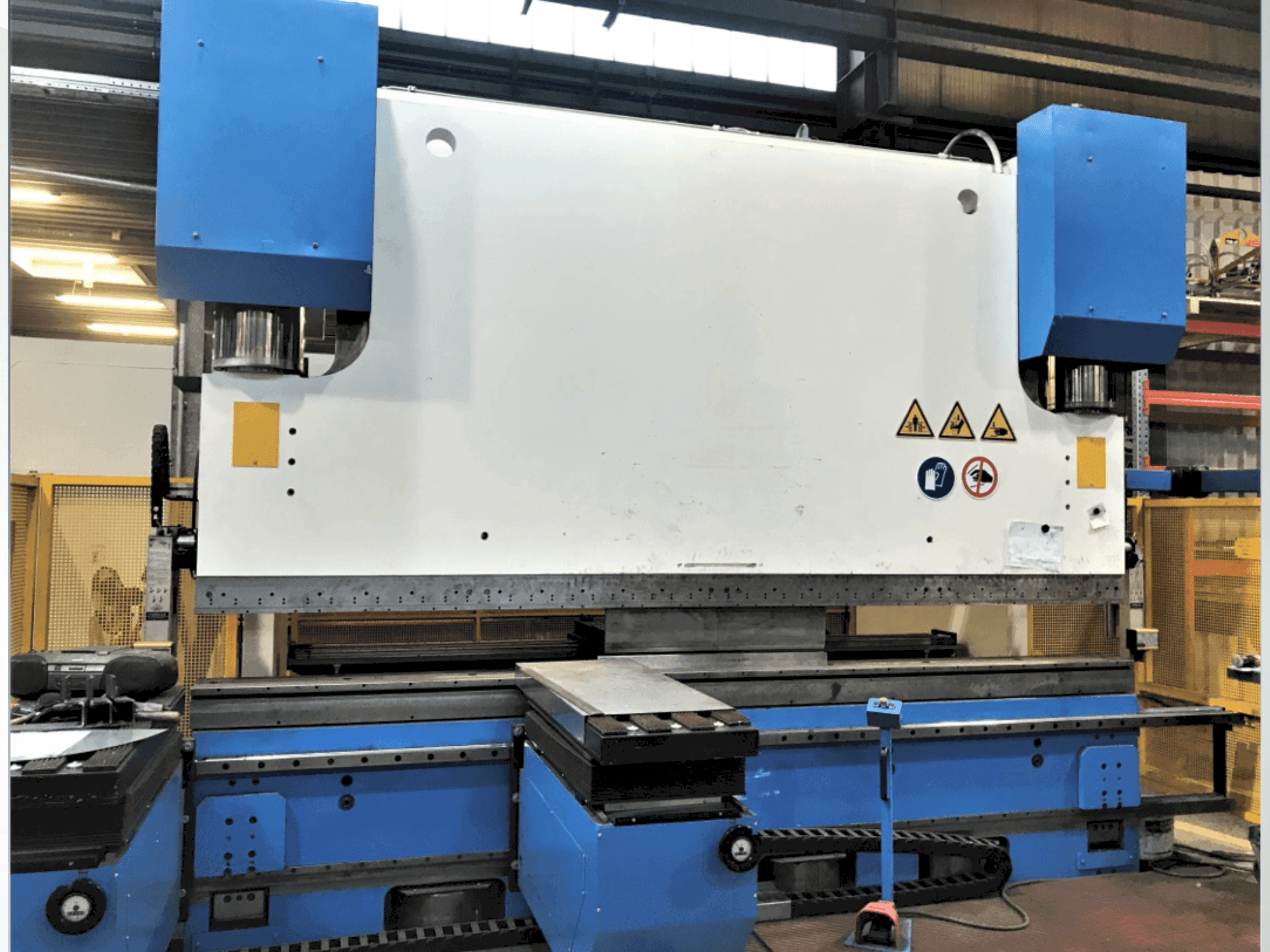 Vue de face de la machine Bystronic Beyeler PR 500x1400