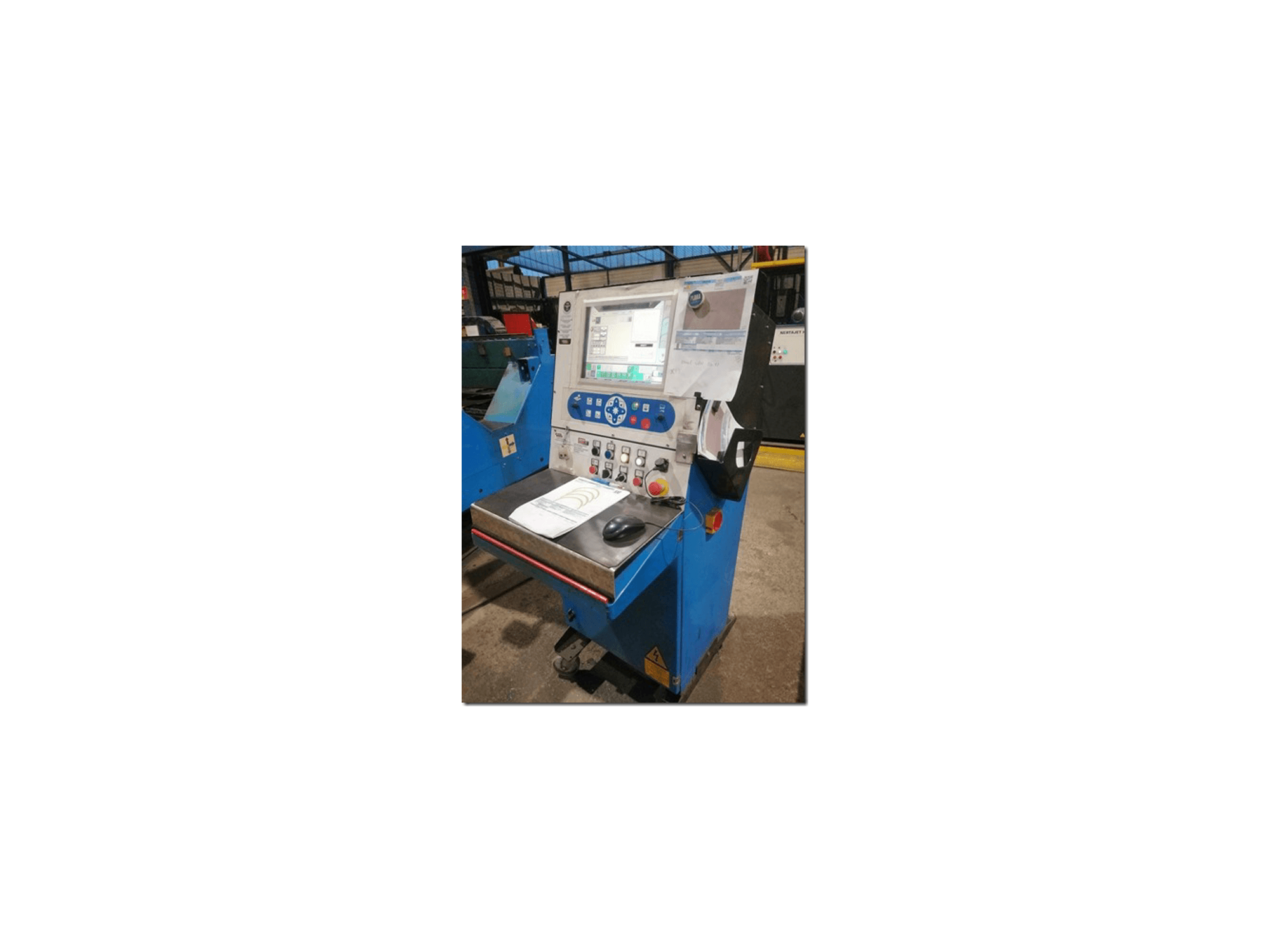 Panneau de commande d'une machine industrielle comportant un écran, des boutons et une souris, vu de face. Corps bleu avec marquages de sécurité.