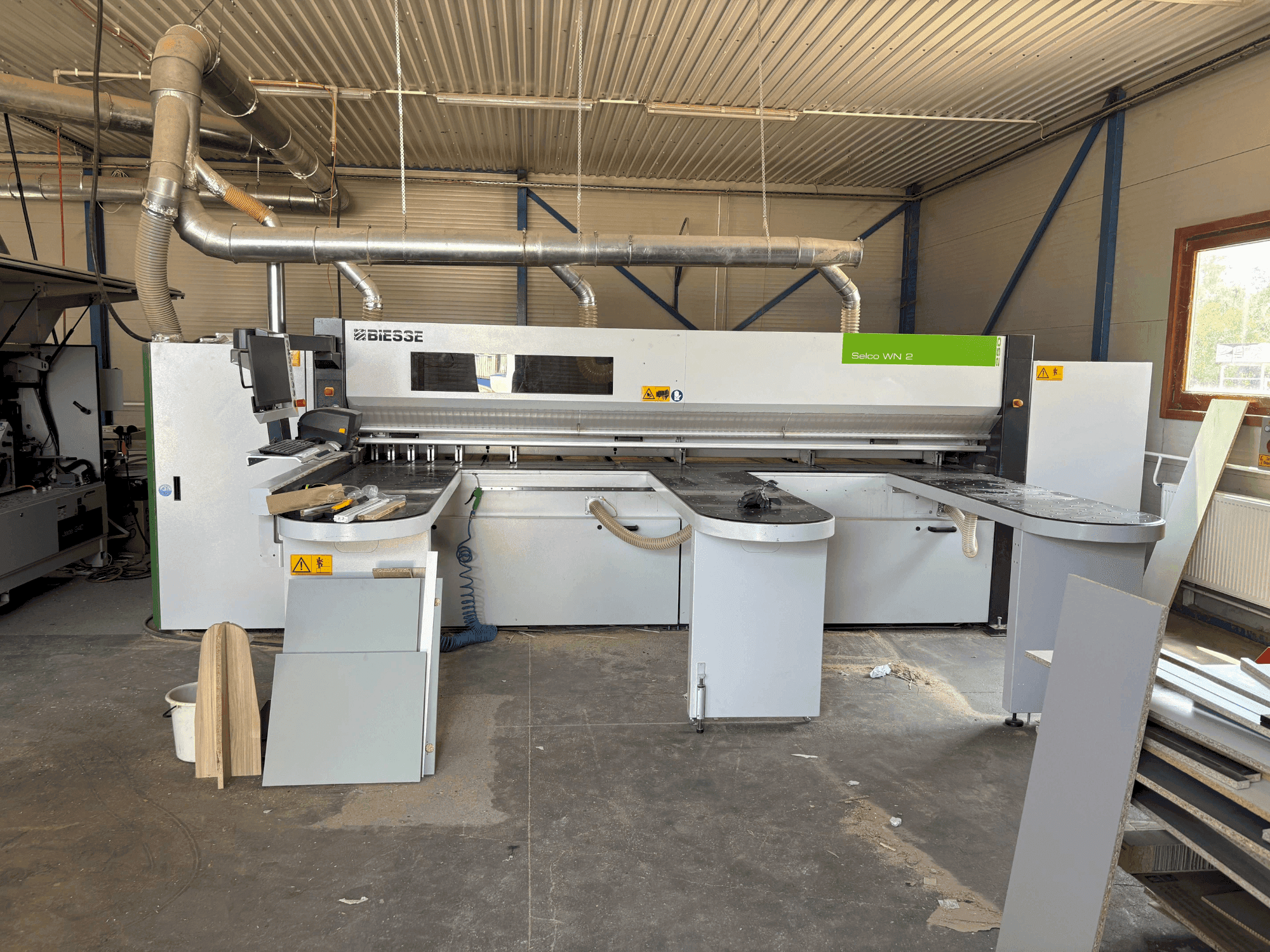 Vue de face de la machine BIESSE Selco WN 2