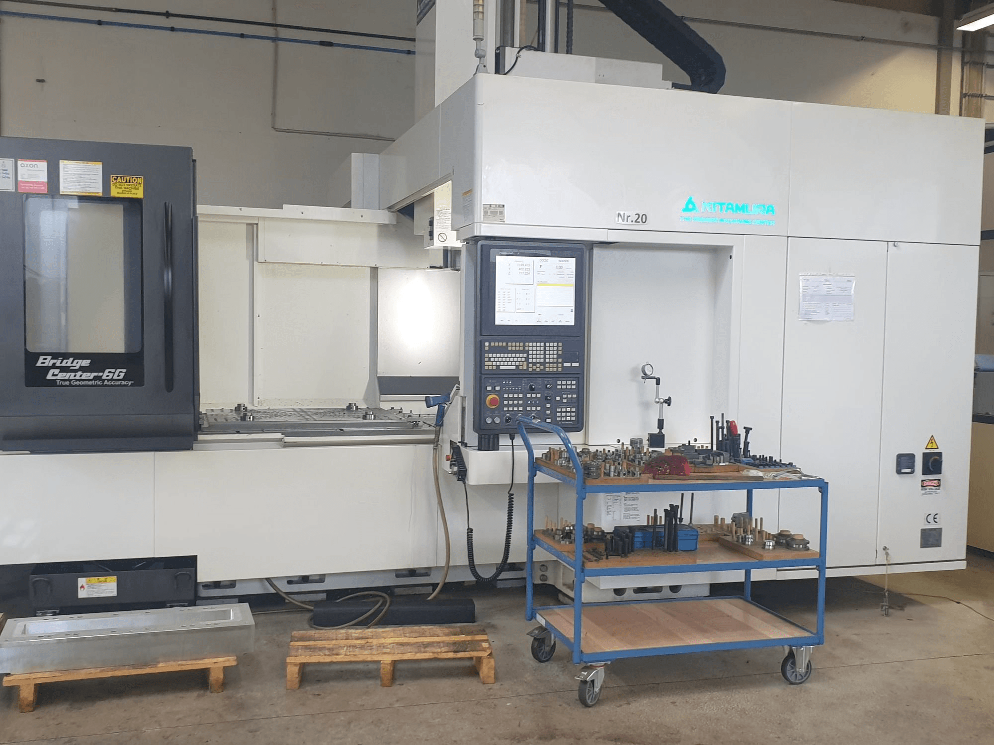 Vue de face de la machine Kitamura Bridge Center 6G