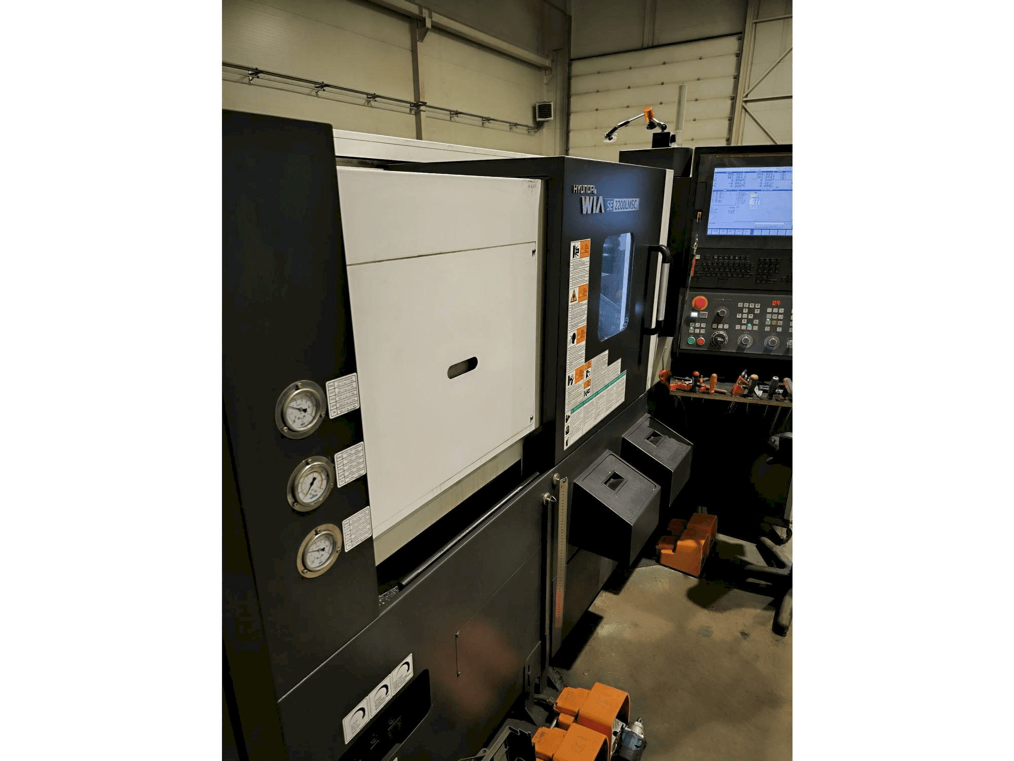 Vue de face de la machine Hyundai Wia SE2200LMSC