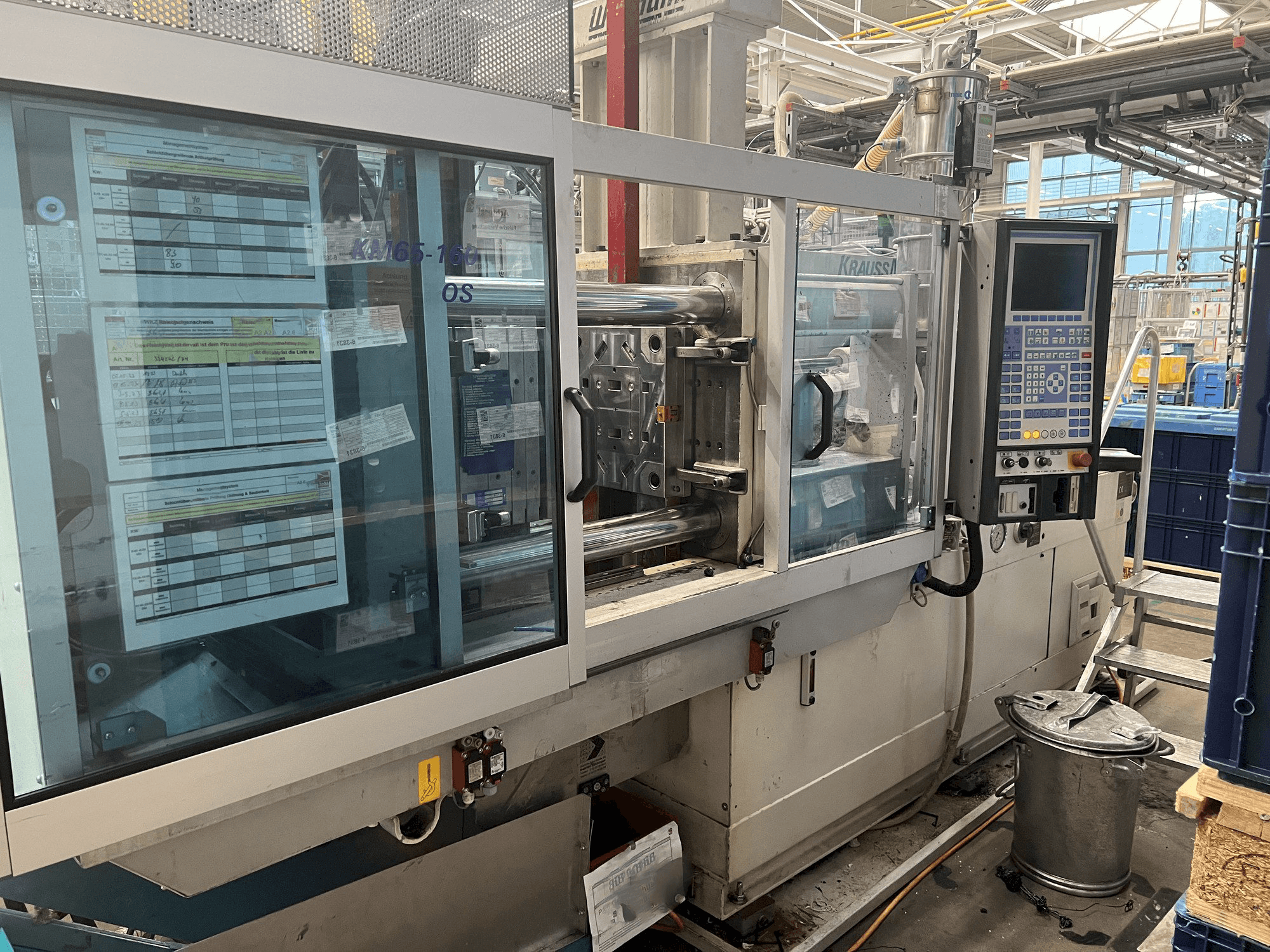 Vue de face de la machine Krauss Maffei KM 65-160 C2