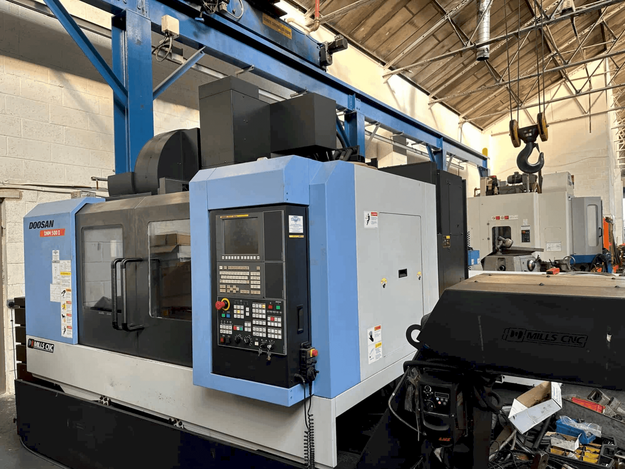 Vue de face de la machine DOOSAN DNM 500 II