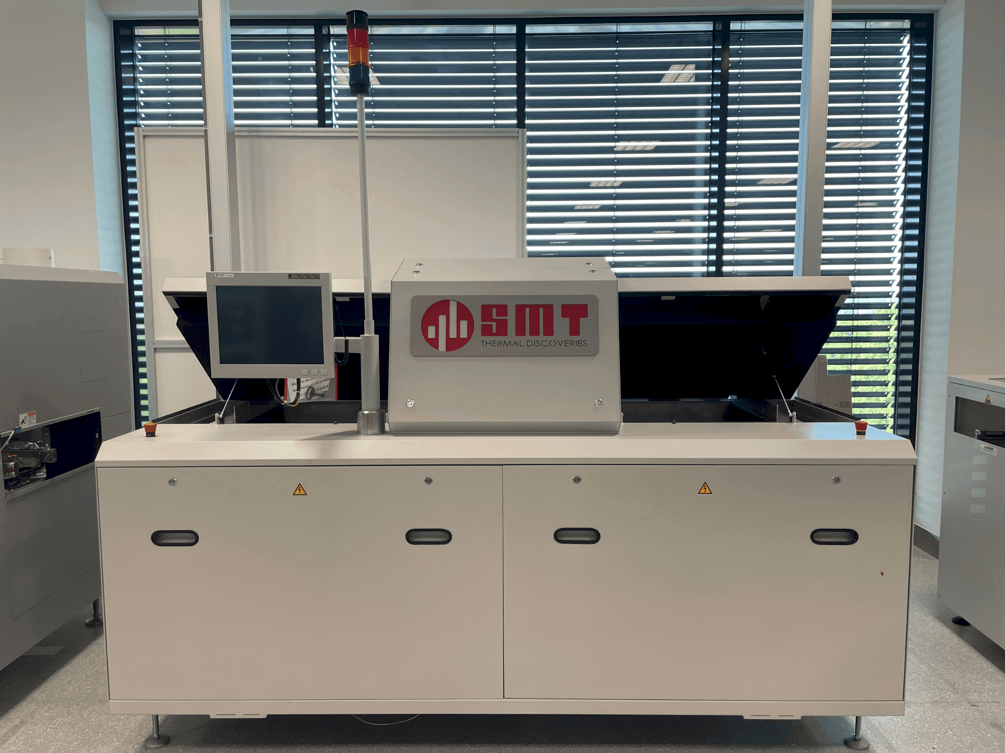Vue de face de la machine SMT UV 3/-3
