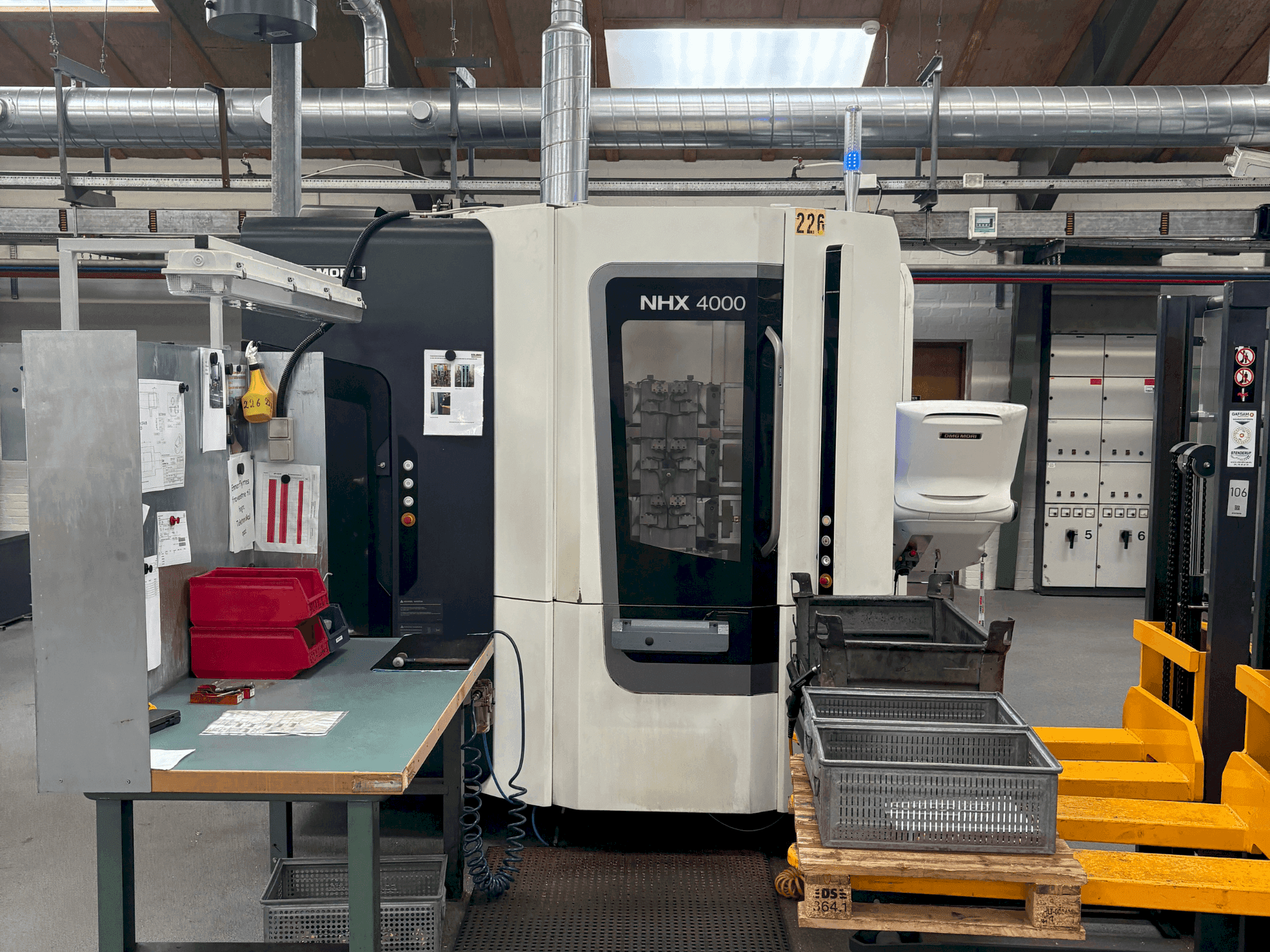 Vue droite de la machine DMG MORI NHX 4000