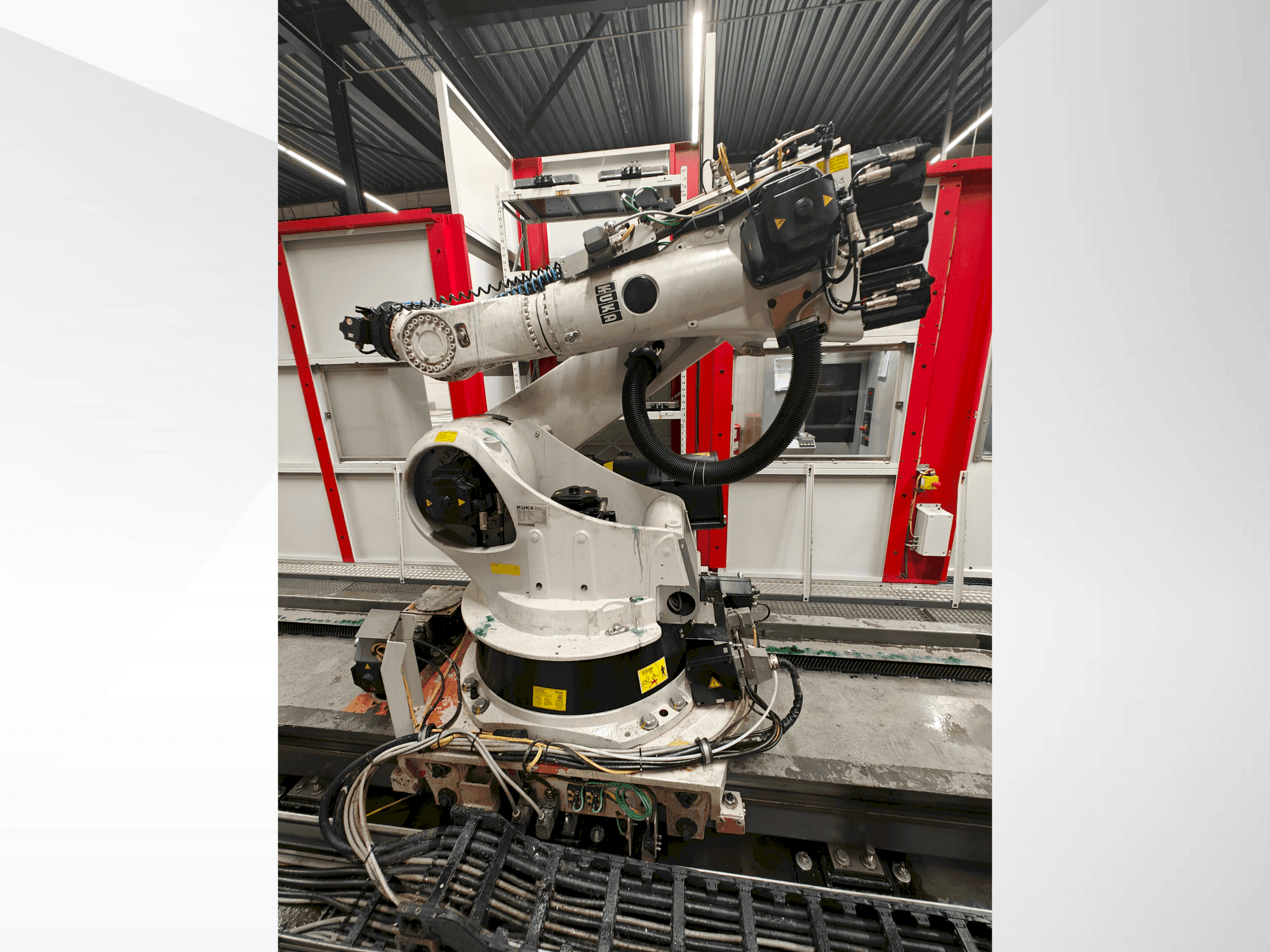 Vue de face de la machine KUKA KR 270-2