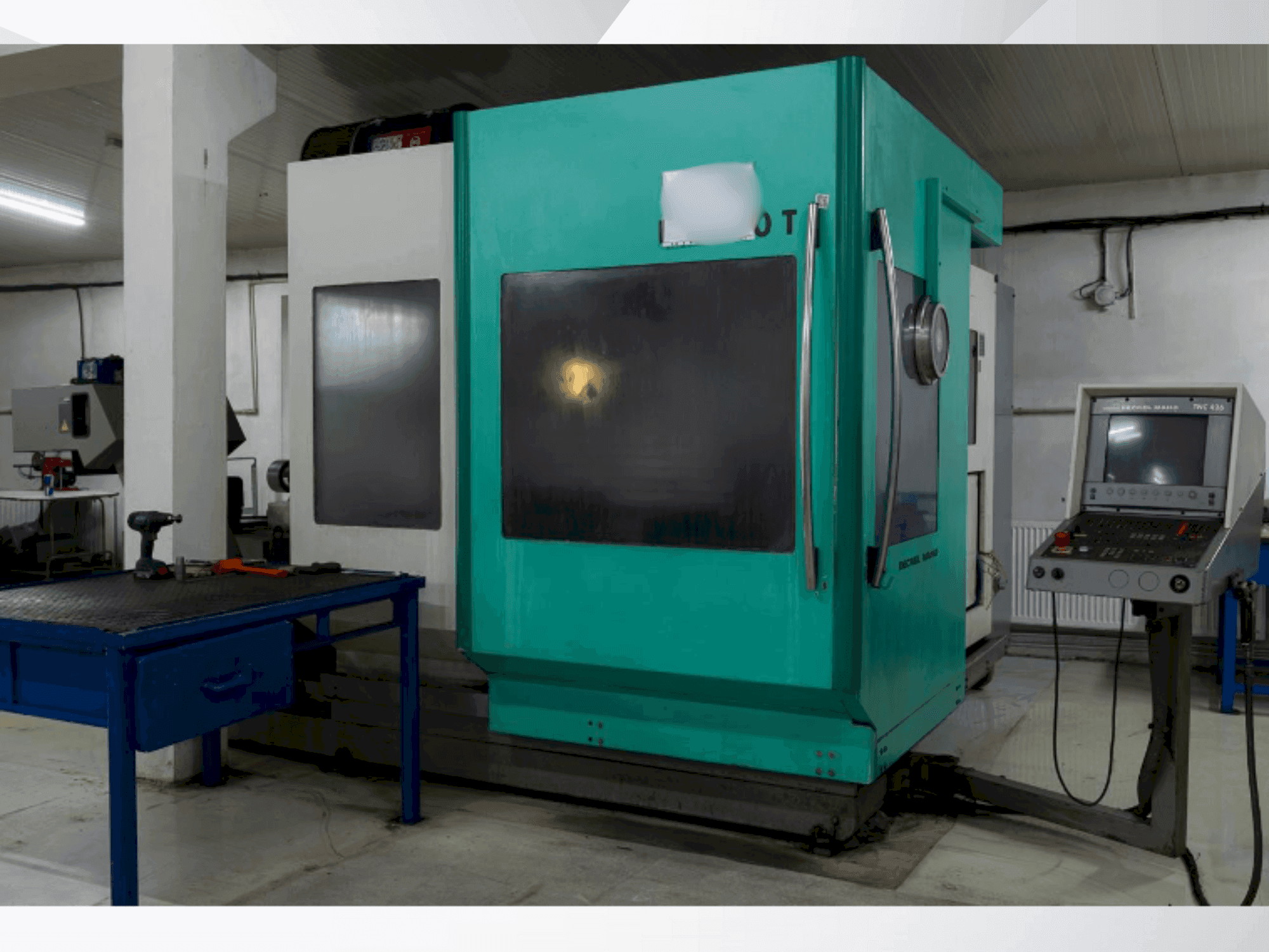Vue de face de la machine DECKEL MAHO DMU 80T