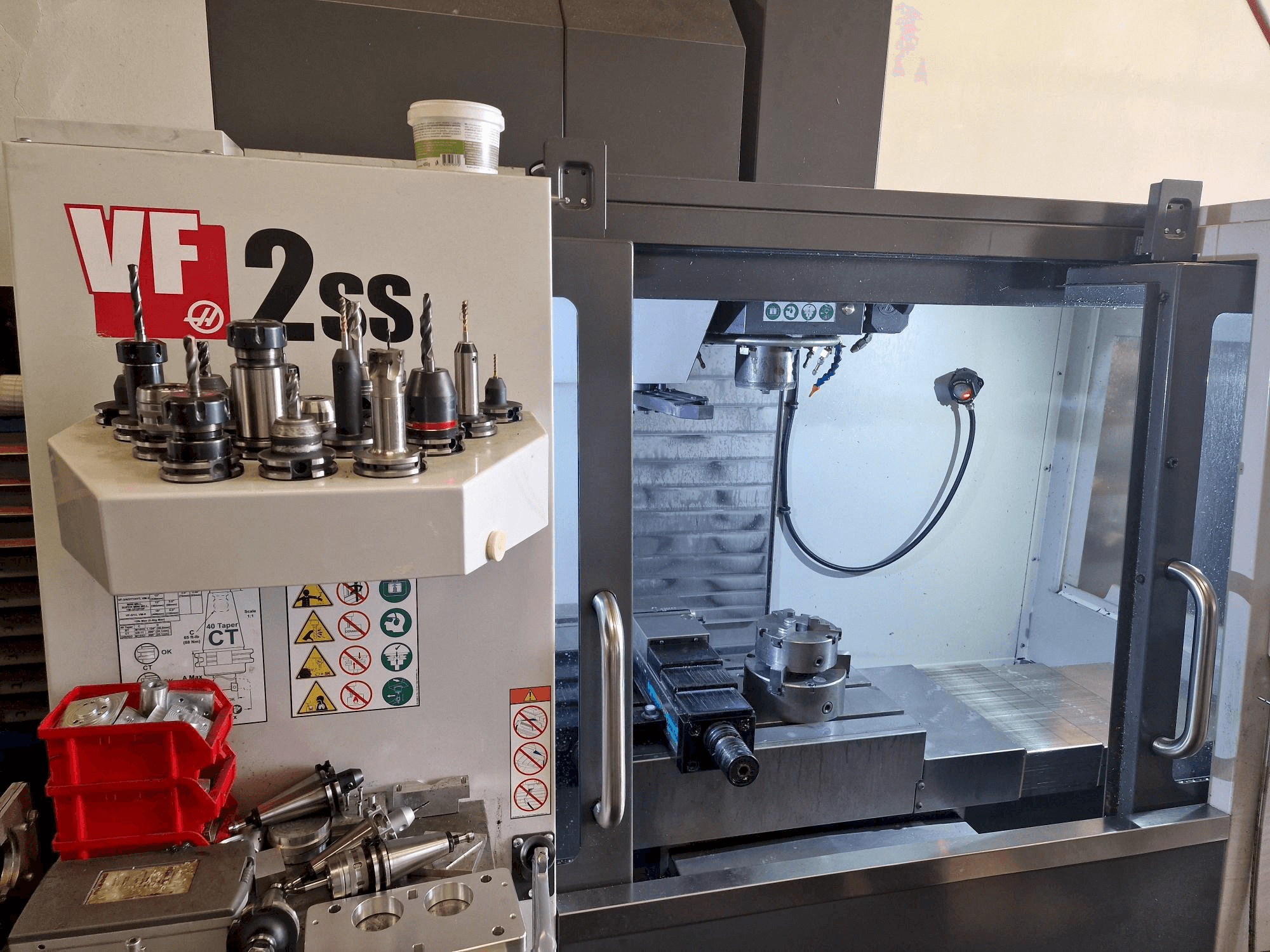 Vue de face de la machine HAAS VF-2SS