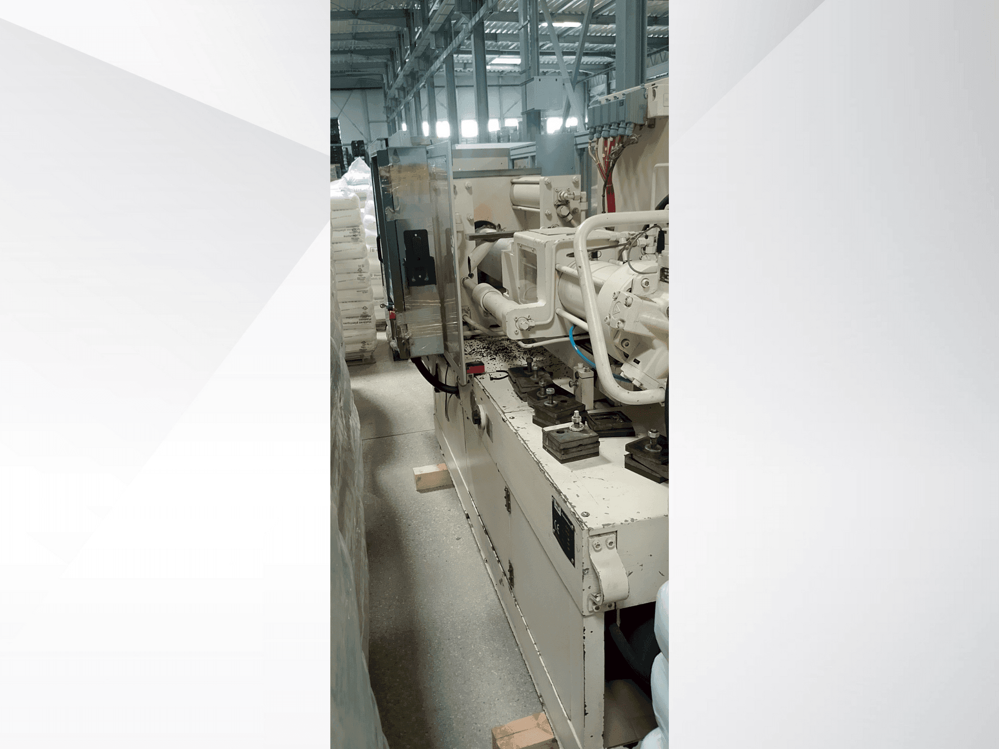 Vue latérale de la machine Krauss Maffei 340 c2/80