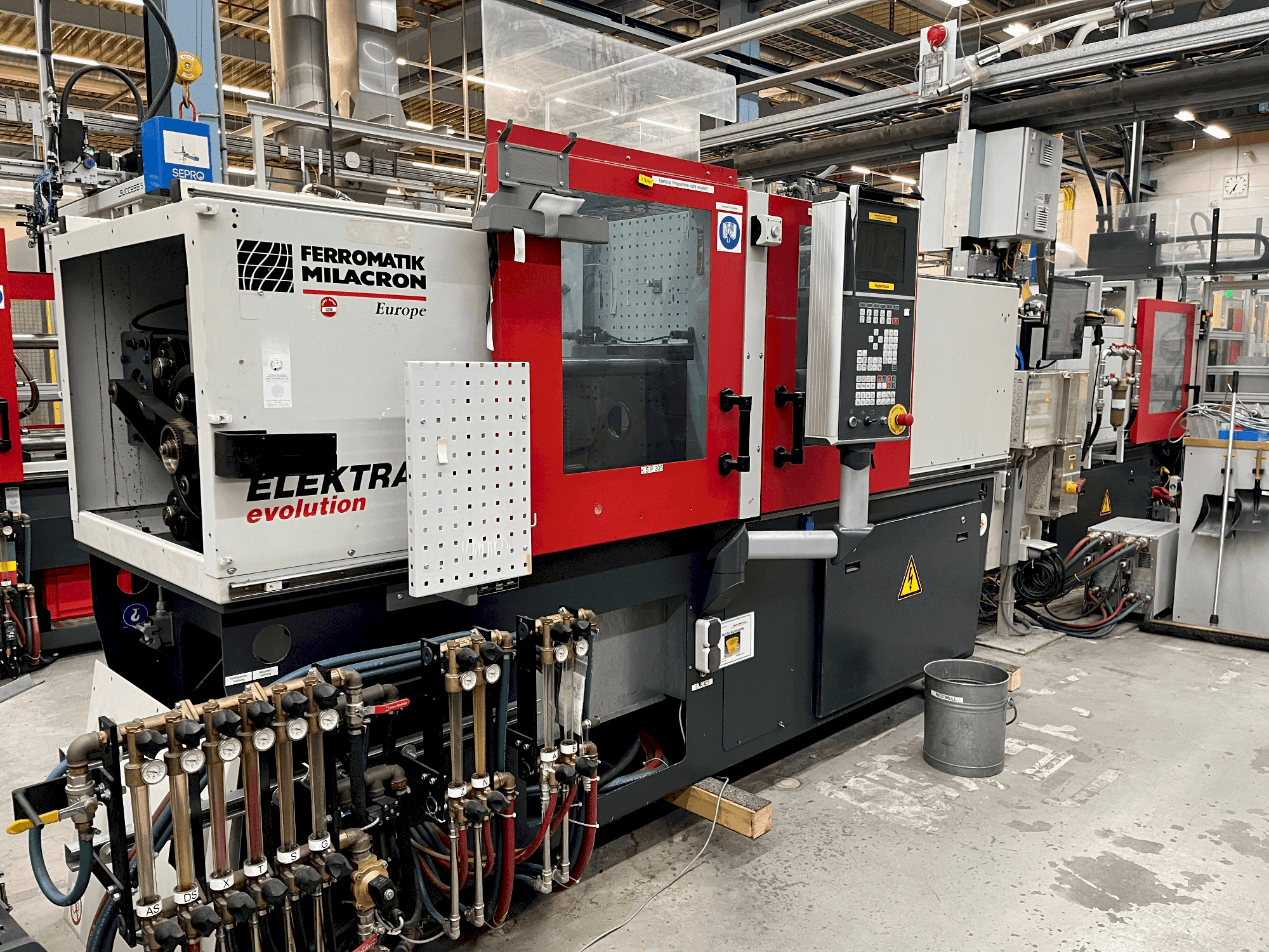 Vue de face de la machine FERROMATIK EE 30