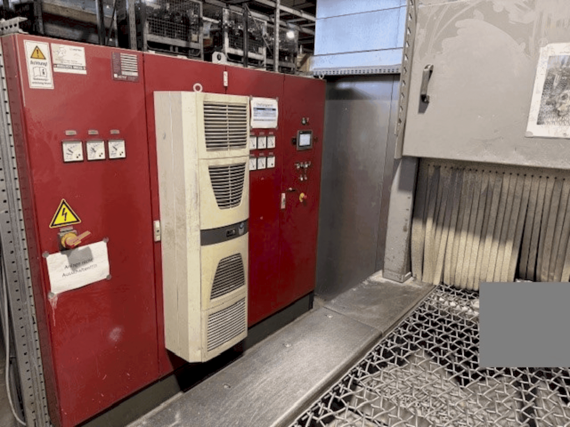 Vue de face de la machine AGTOS blasting system