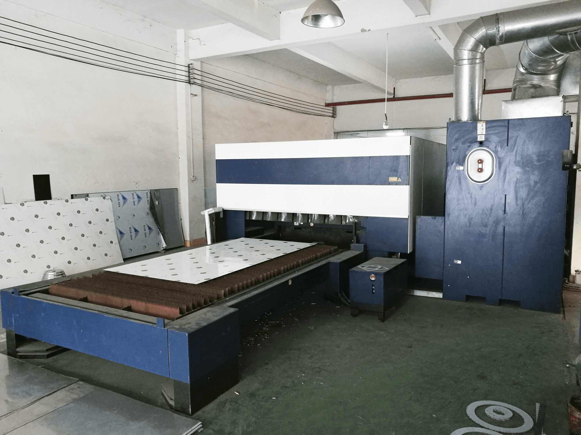 Right view 1 of Trumpf TruLaser 3030 machine