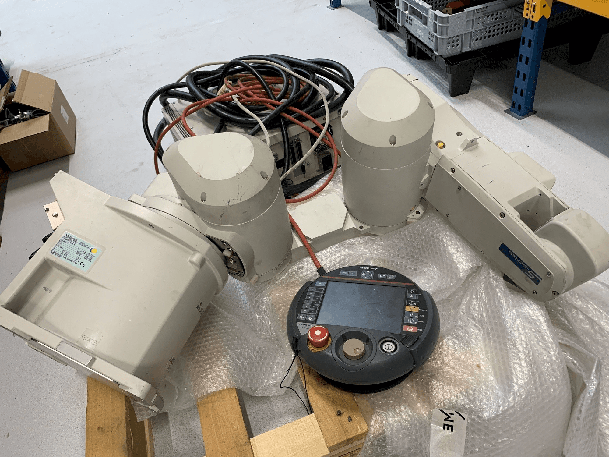 Vue de face de la machine Mitsubishi Melfa RV 6S