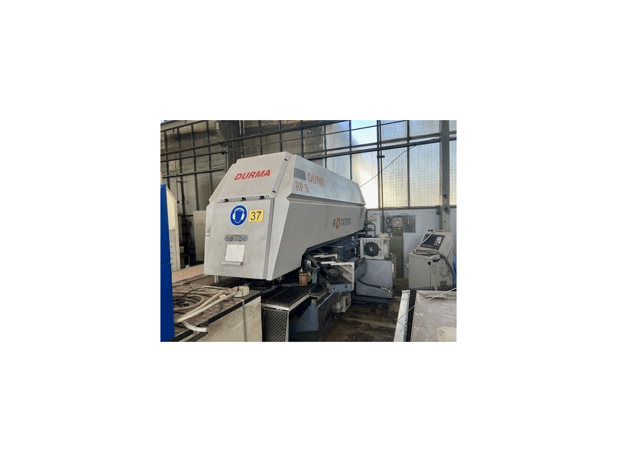 Vue de face de la machine Durma RP9 1250x20