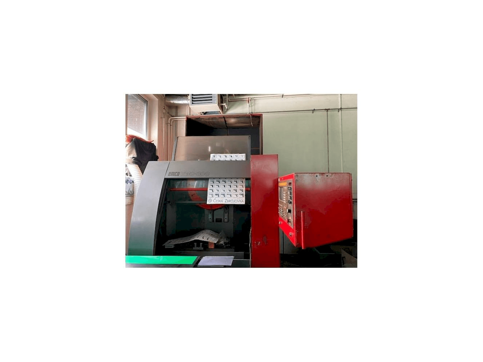 Vue de face de la machine EMCO VMC 300