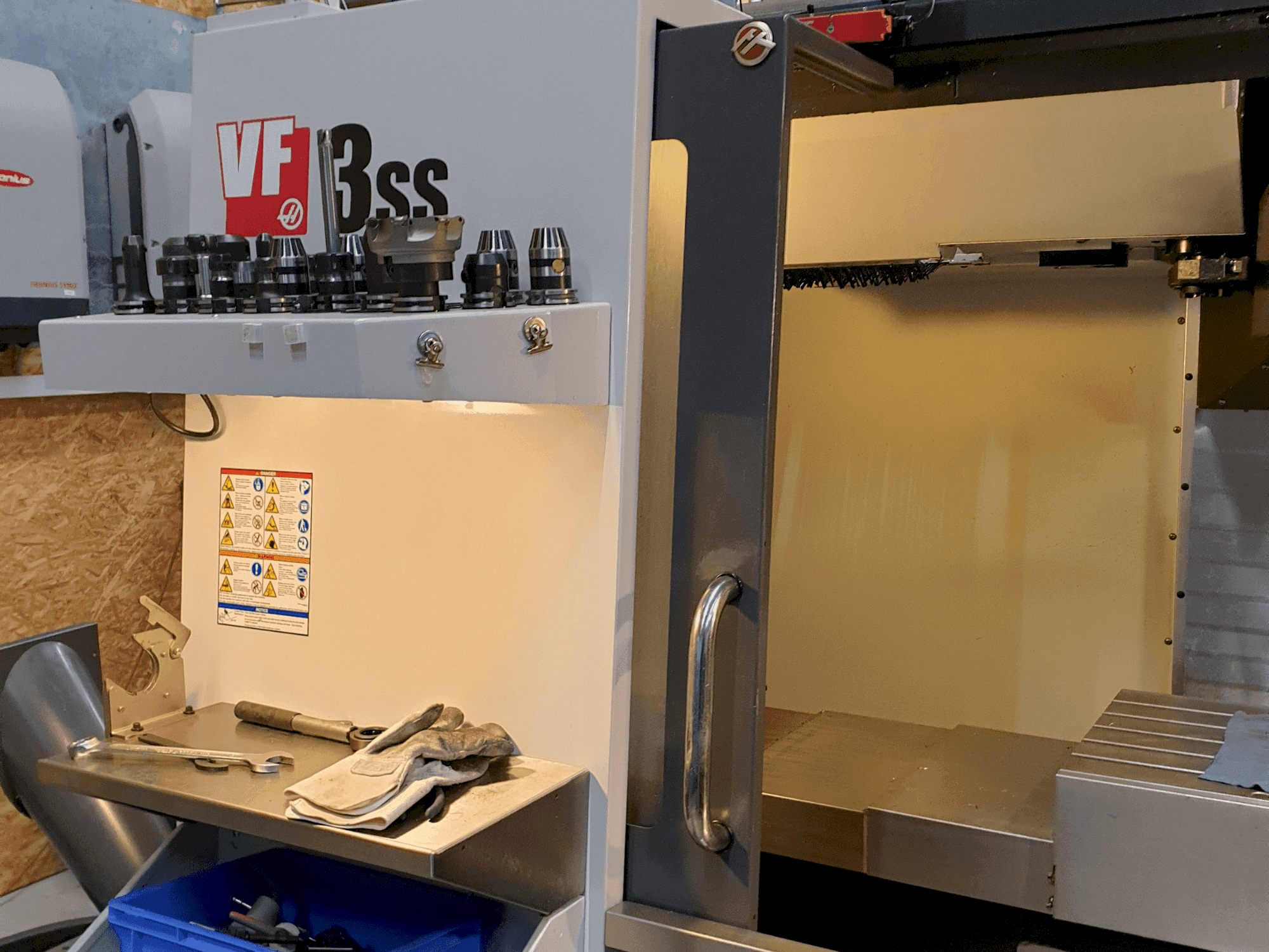 Vue de face de la machine HAAS VF-3SS
