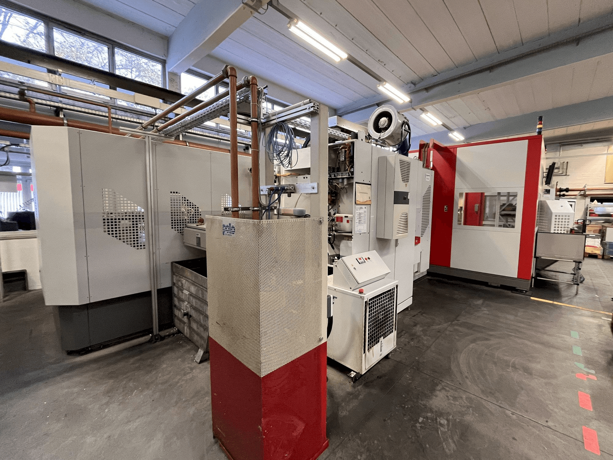 Vue de face de la machine HERMLE RS1 Robot System