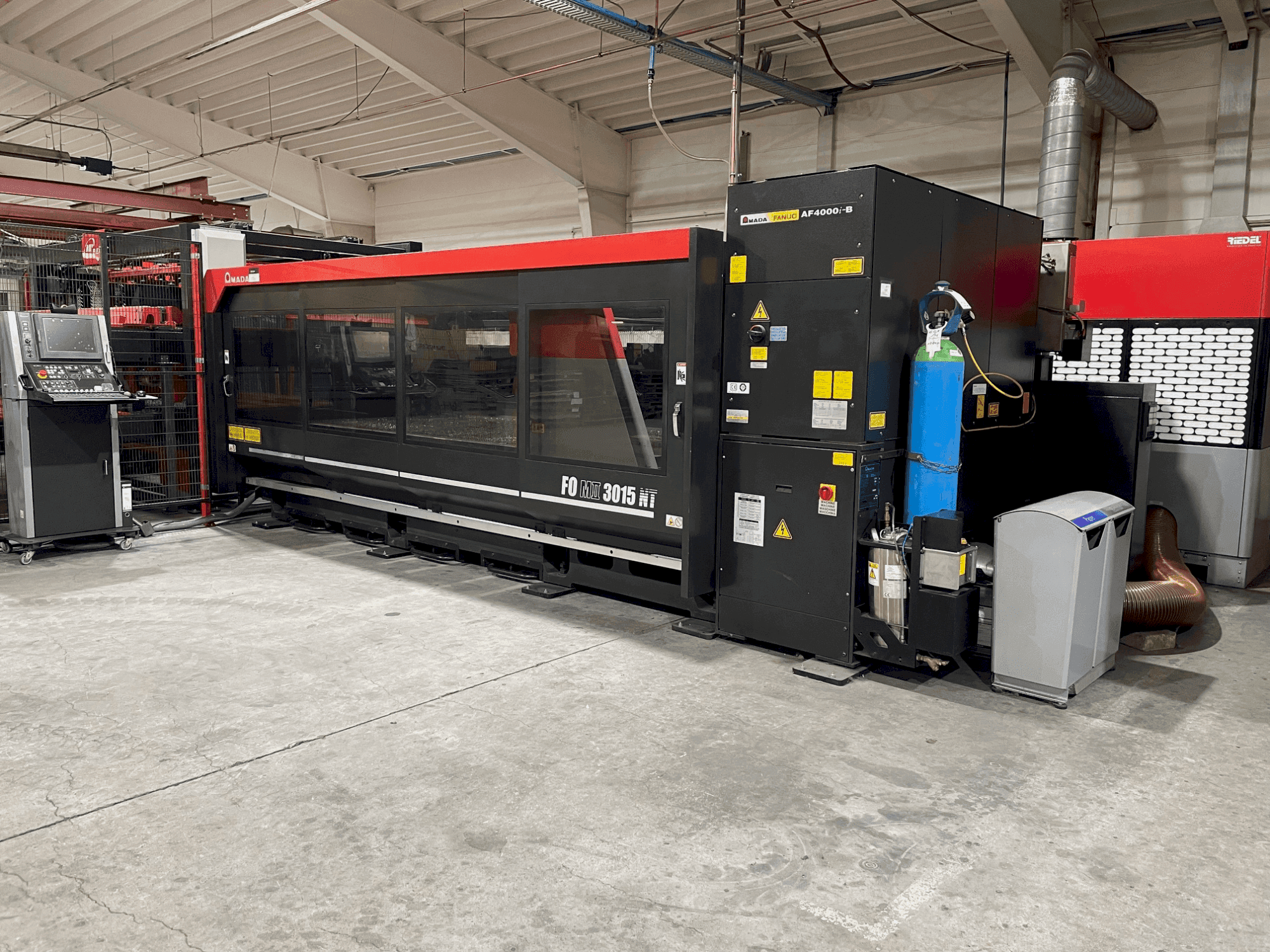 Vue de face de la machine AMADA FOM2 3015 NT