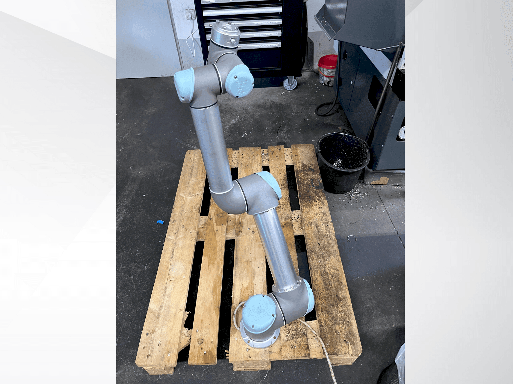 Vue de face de la machine Universal Robots UR5 CB3.1