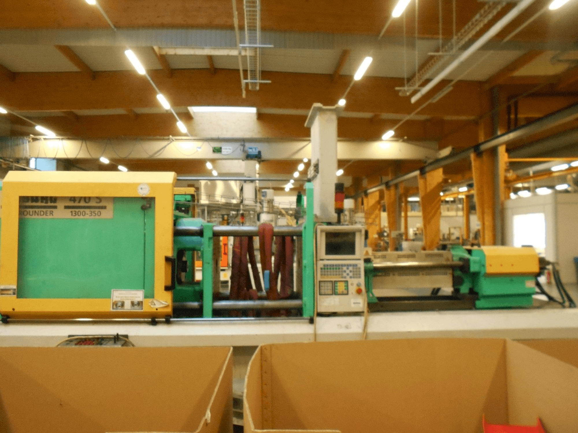 Vue de face de la machine Arburg Allrounder 470 S 1300-350