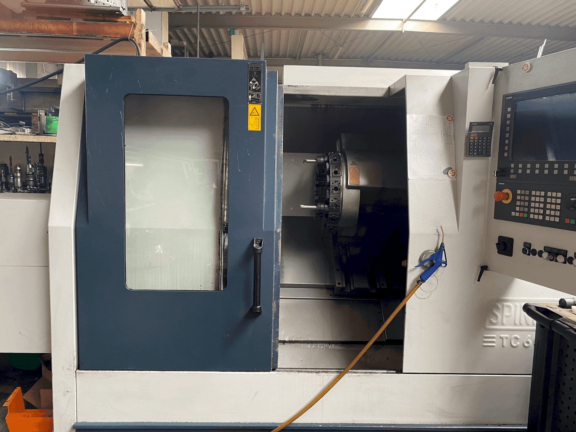 Vue de face de la machine SPINNER TC 600-65MC